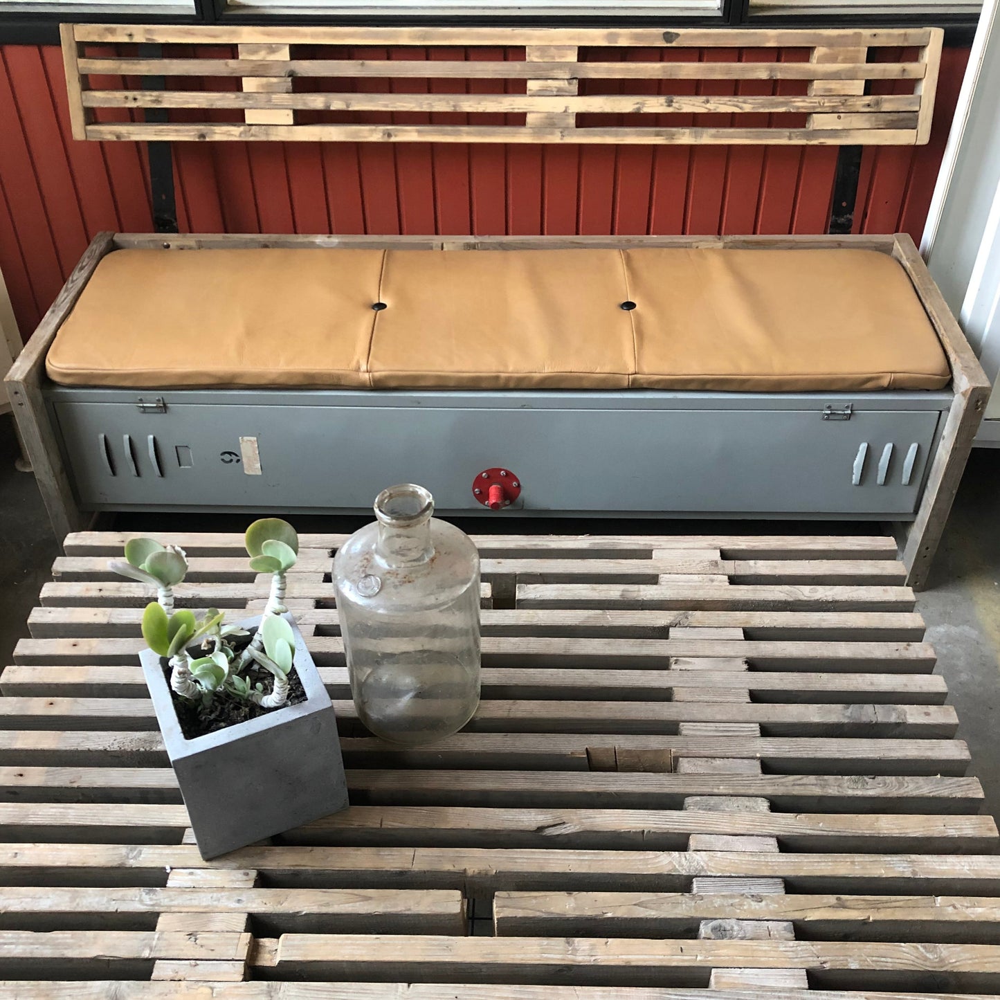 Upcycling af gamle omklædningsskabe , lavet om til bænke med sider og ryglæn af traller. Hynderne er læderhynder produceret af genbrugslæder.