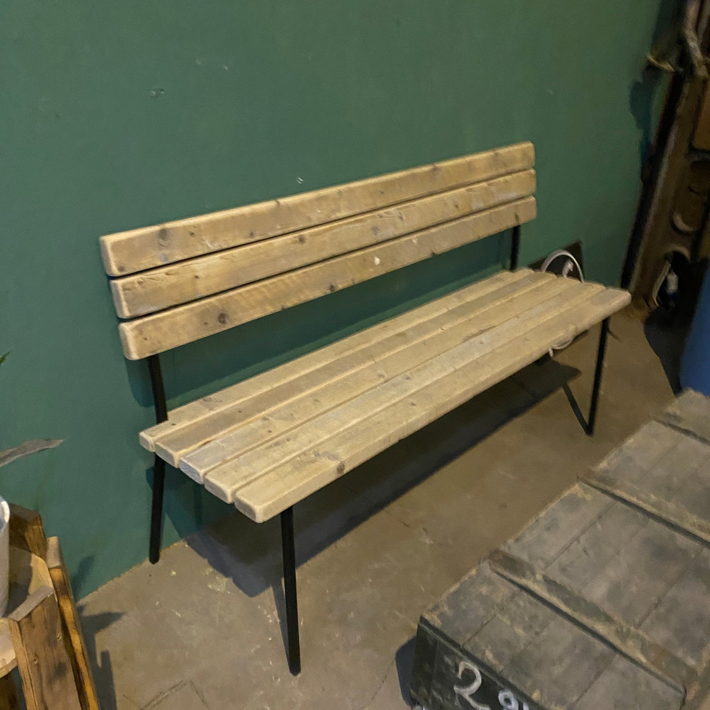 Bænk af genbrugte skolestole
