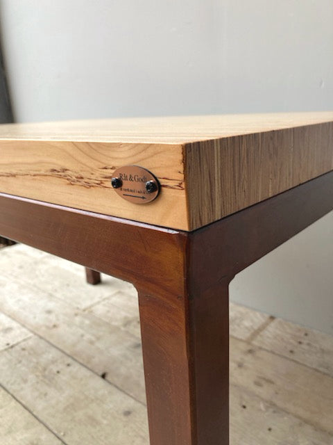 Plader i kertotræ er laminattræ med stor styrke. Strukturen i træet giver pladerne et flot mønster og look. Pladerne er meget velegnede til unikke bordplader.