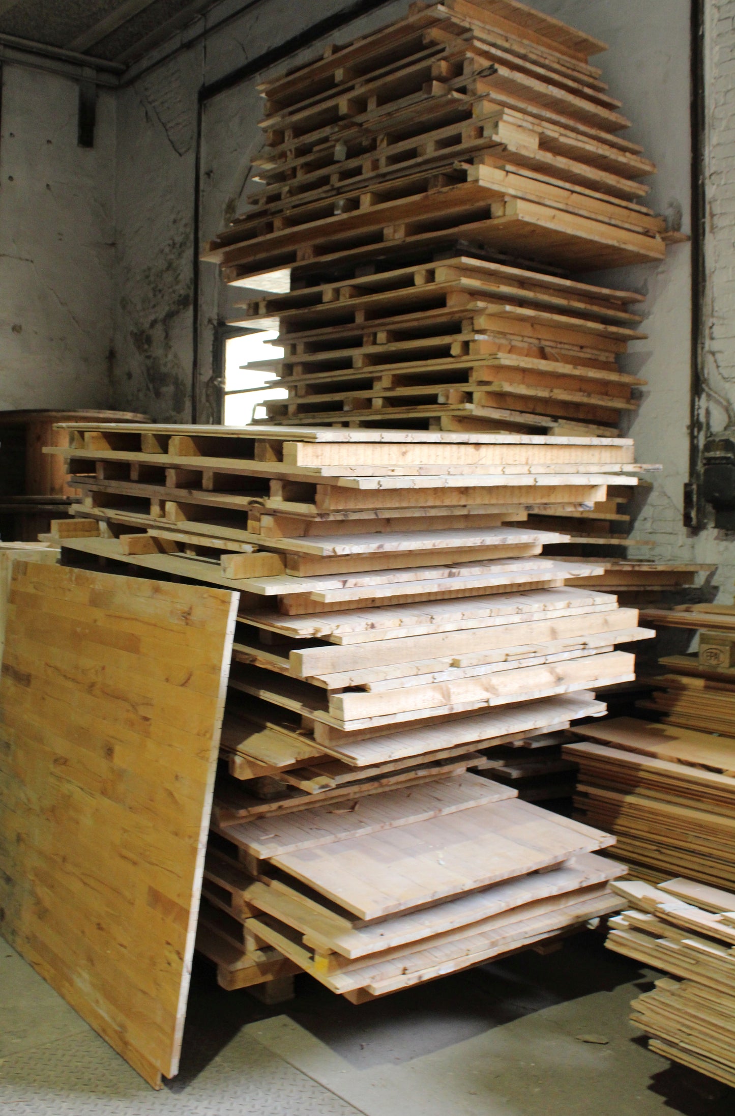 Genbrugs egetræsgulv der er taget op i plader på 2000 x 1300 x 20mm. Pladerne kan bruges til gulvrenovering samt til at lave forskellige borde og andre hobbyprojekter.