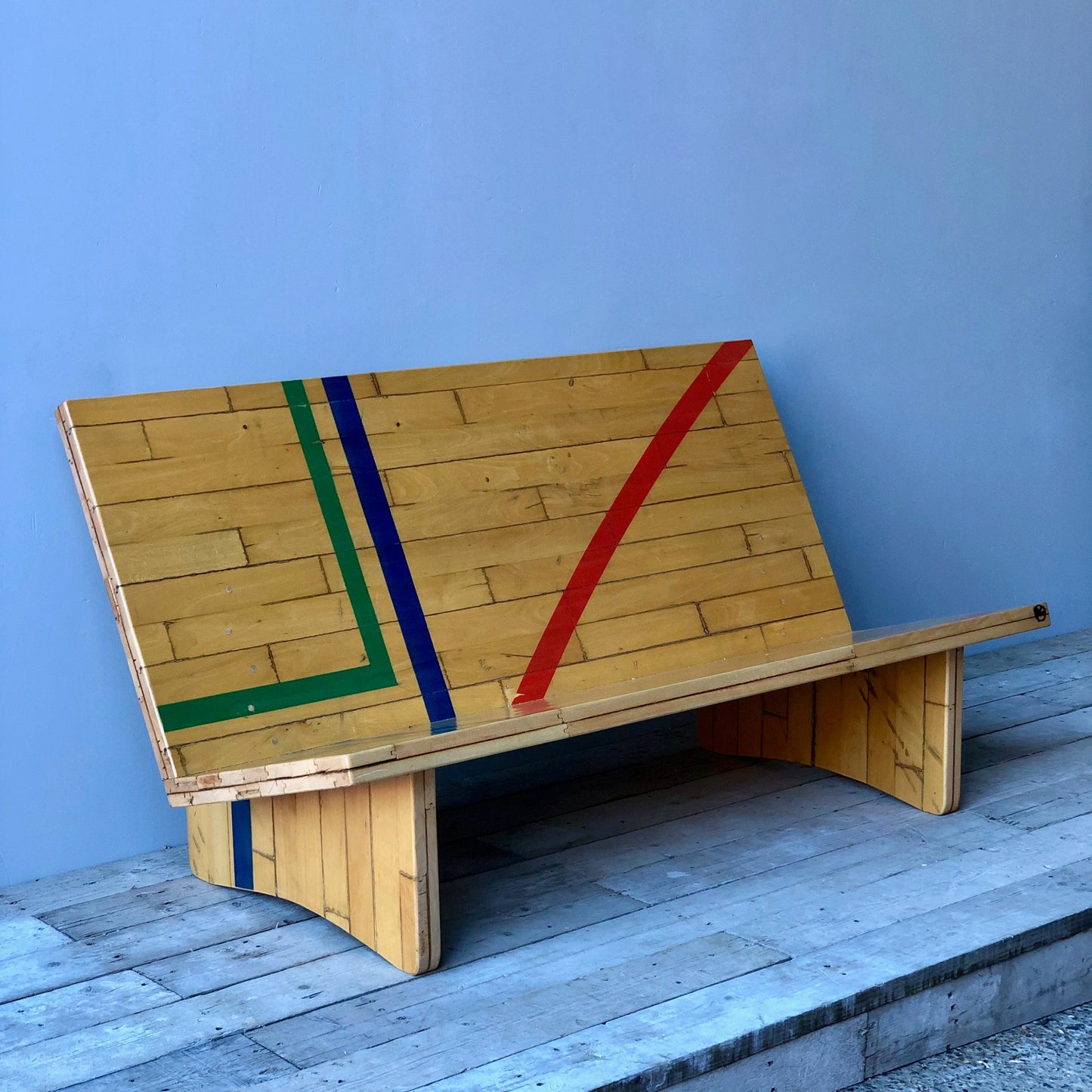 Loungesofa af gymnastiksalsgulv, idrætshalgulv, halgulv, sportshalgulv, genbrug, genbrugsgulv, socialansvarlig møbelproduktion, mennesker og materialer fortjener en chance til