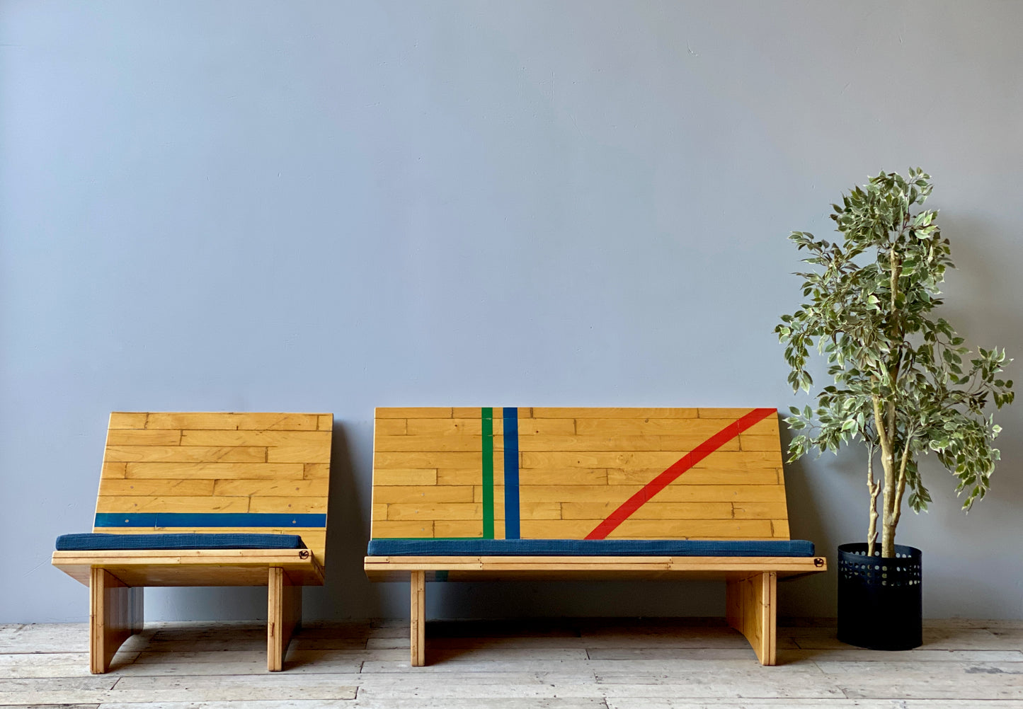 Loungesofa, bord og stol af gymnastiksalsgulv, idrætshalgulv, halgulv, sportshalgulv, genbrug, genbrugsgulv, socialansvarlig møbelproduktion, mennesker og materialer fortjener en chance til