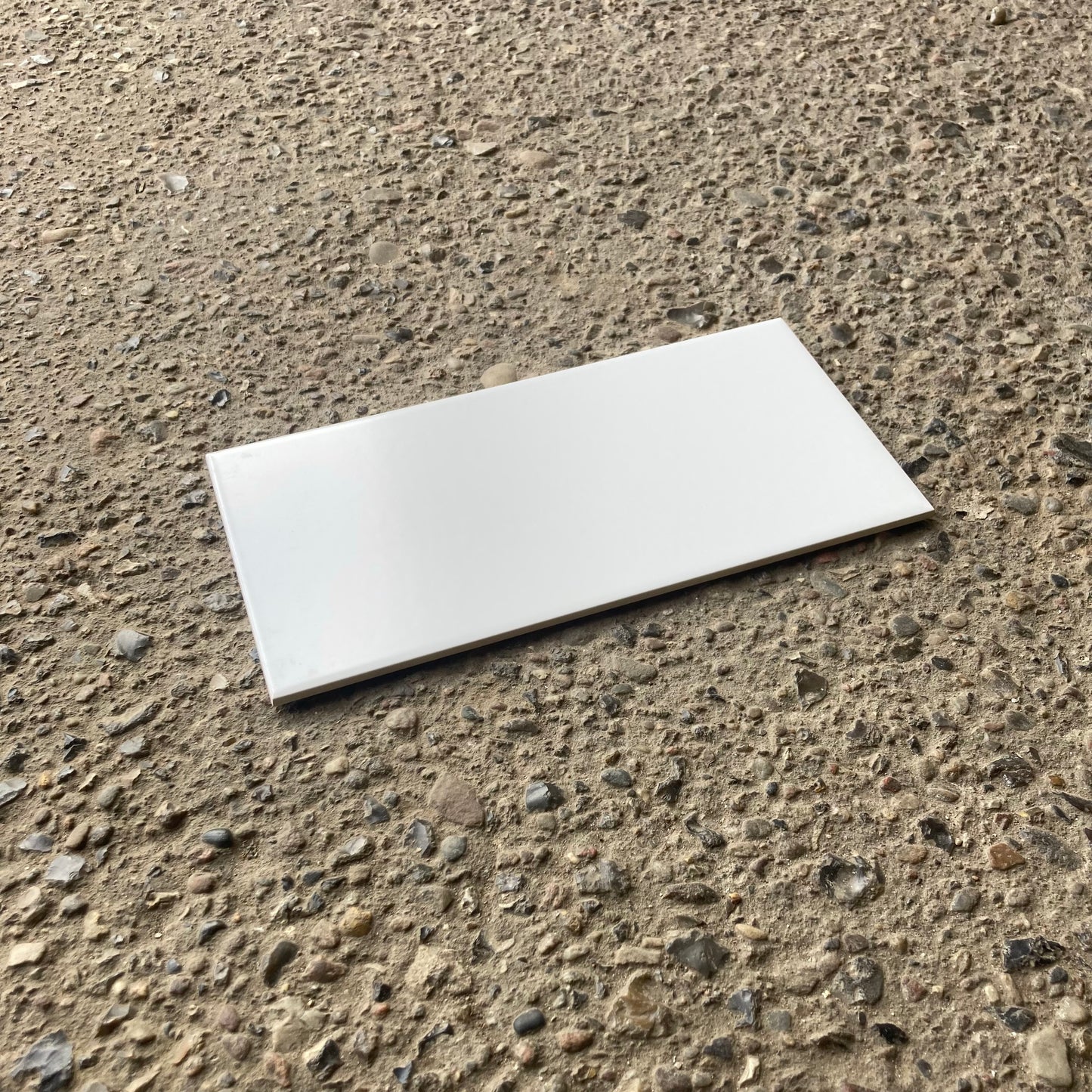 Stilfuld hvid rektangulær vægflise fra Rako 20 x 40 cm.