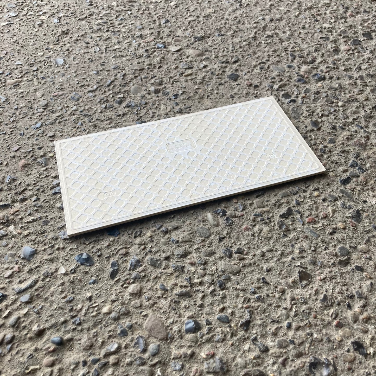 Stilfuld hvid rektangulær vægflise fra Rako 20 x 40 cm.