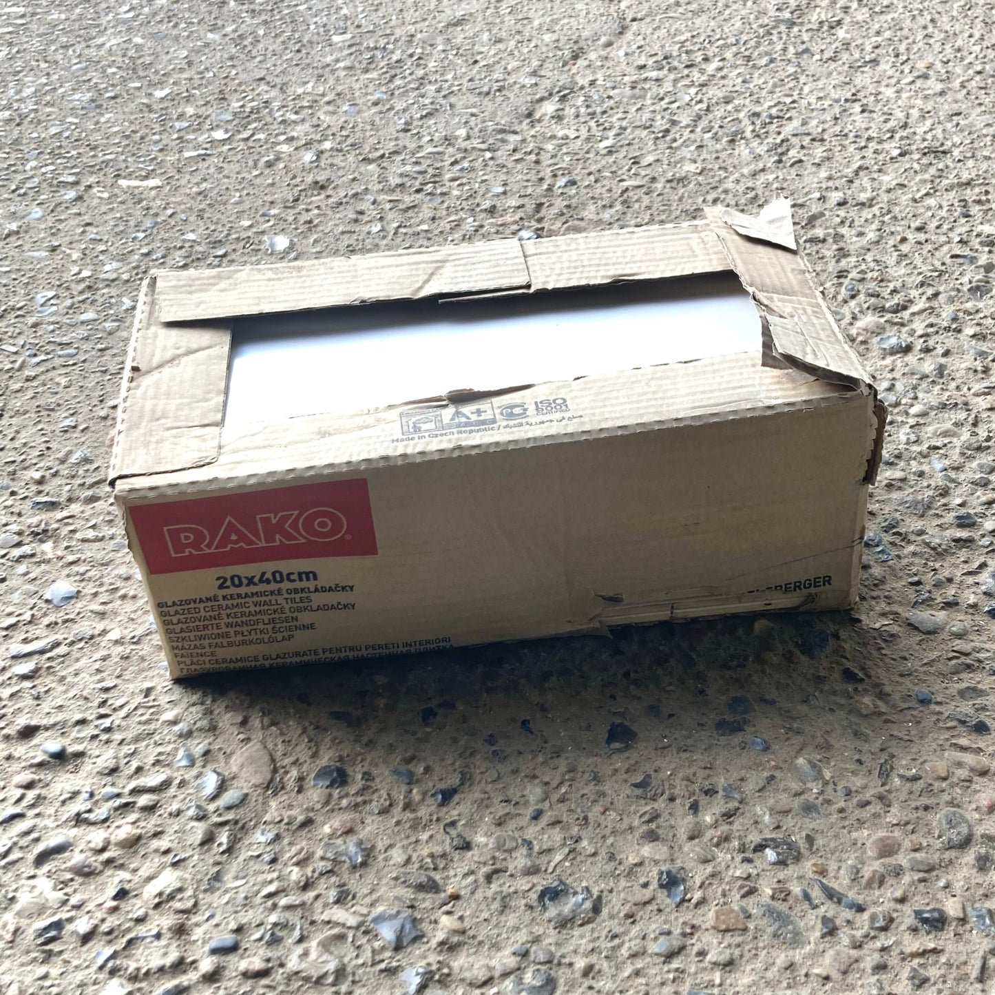 Stilfuld hvid rektangulær vægflise fra Rako 20 x 40 cm.
