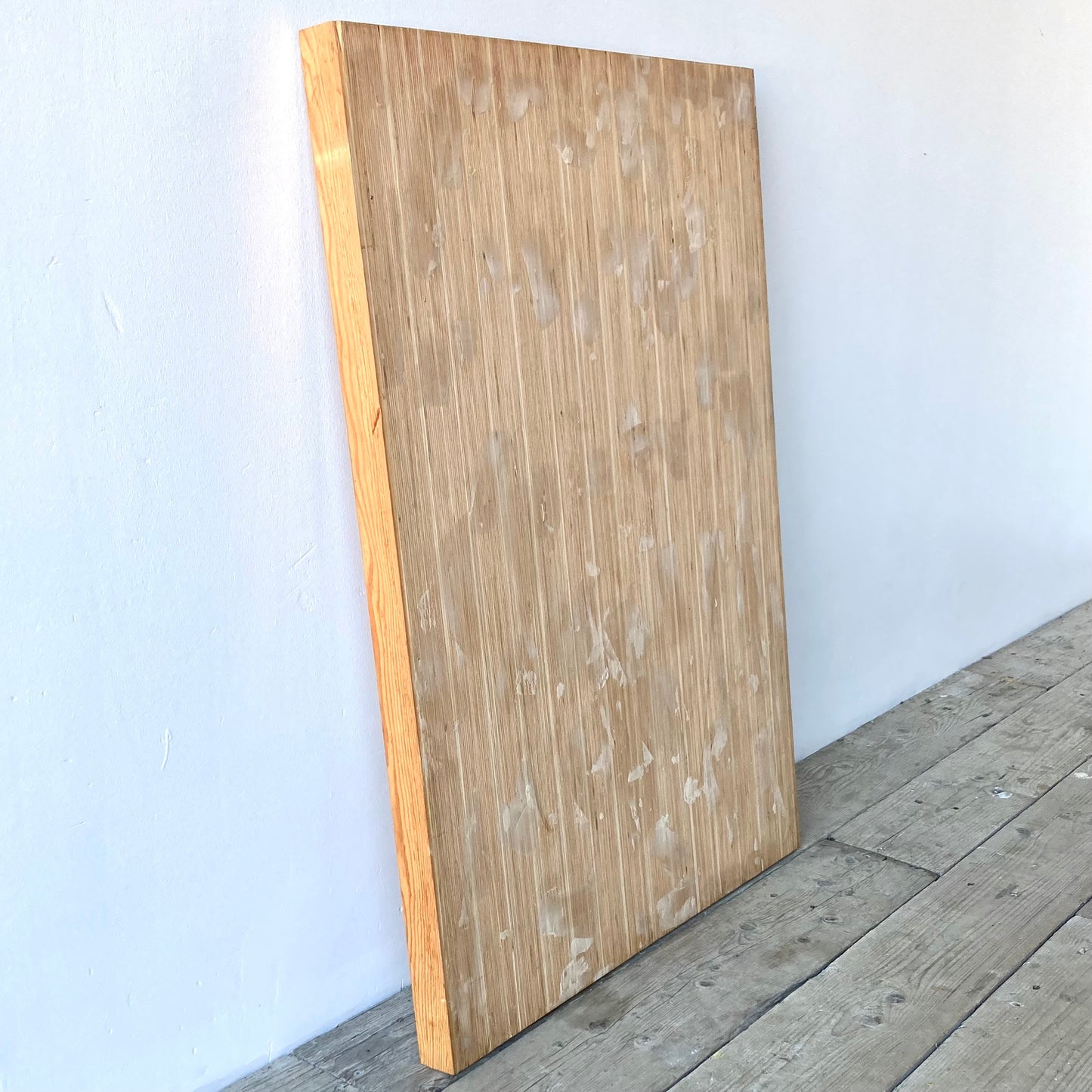Plader i kertotræ er laminattræ med stor styrke. Strukturen i træet giver pladerne et flot mønster og look. Pladerne er meget velegnede til unikke bordplader.