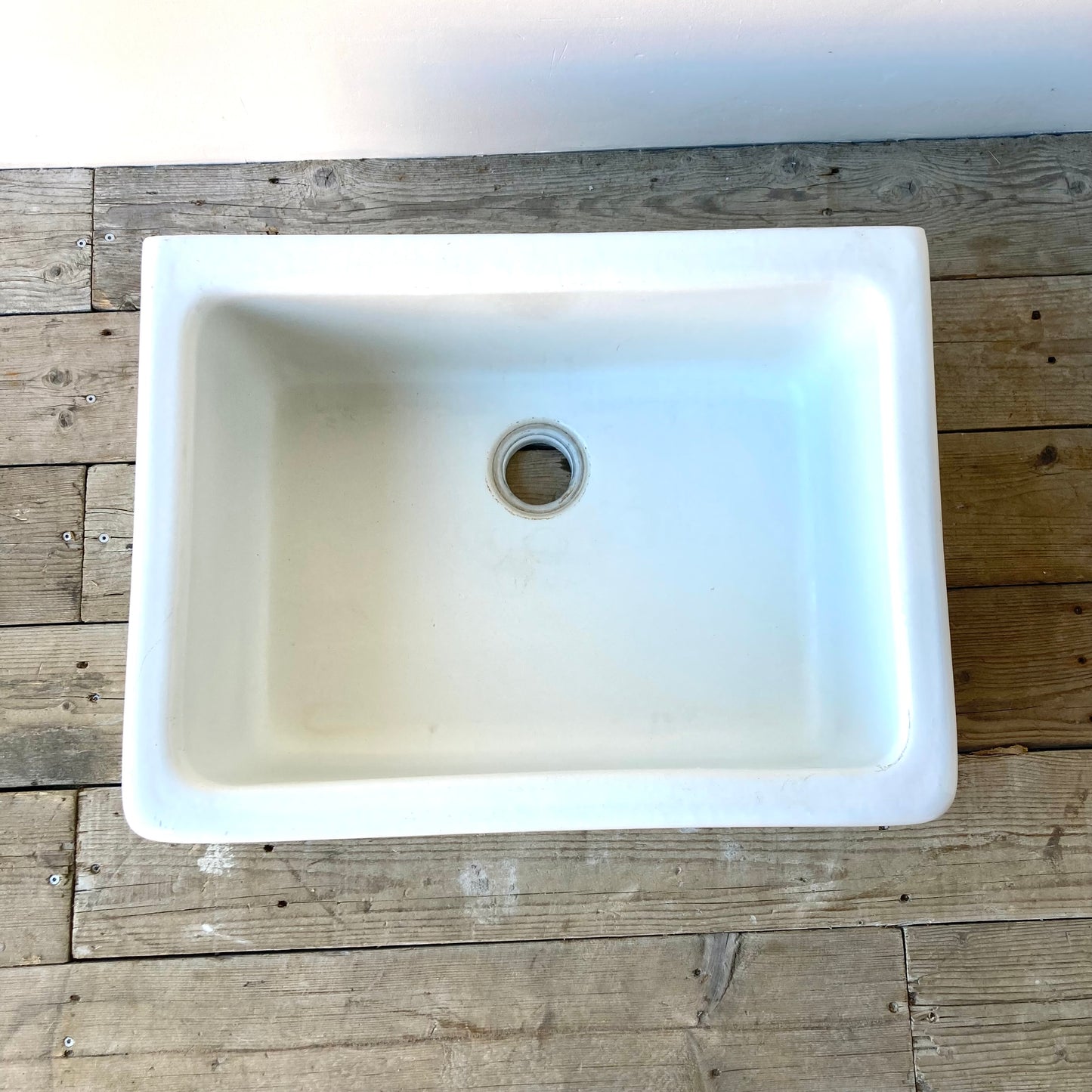 Elegante porcelænsvaske fra et renoveringsprojekt i Region Nordjylland. Disse vaske har robuste porcelænskanter og kan integreres i en bordplade. De kan tilføre et unikt præg til dit byggeprojekt.