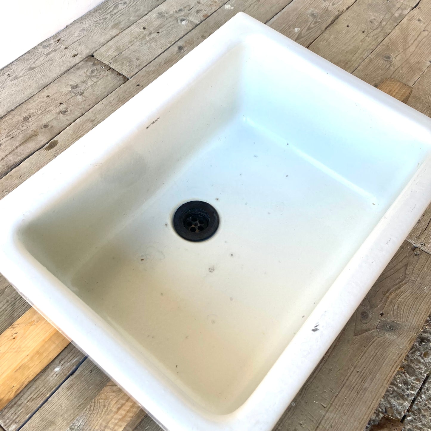 Elegante porcelænsvaske fra et renoveringsprojekt i Region Nordjylland. Disse vaske har robuste porcelænskanter og kan integreres i en bordplade. De kan tilføre et unikt præg til dit byggeprojekt.