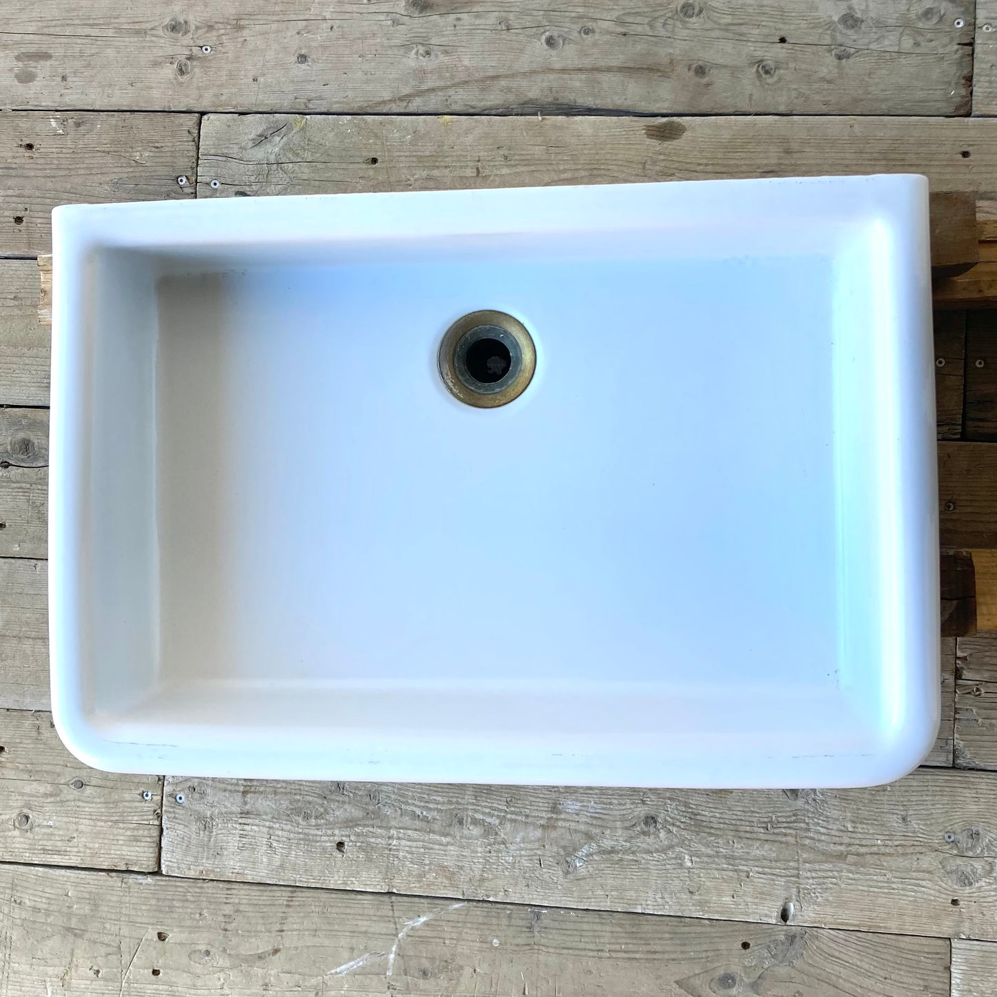 Elegante porcelænsvaske fra et renoveringsprojekt i Region Nordjylland. Disse vaske har robuste porcelænskanter og kan integreres i en bordplade. De kan tilføre et unikt præg til dit byggeprojekt.
