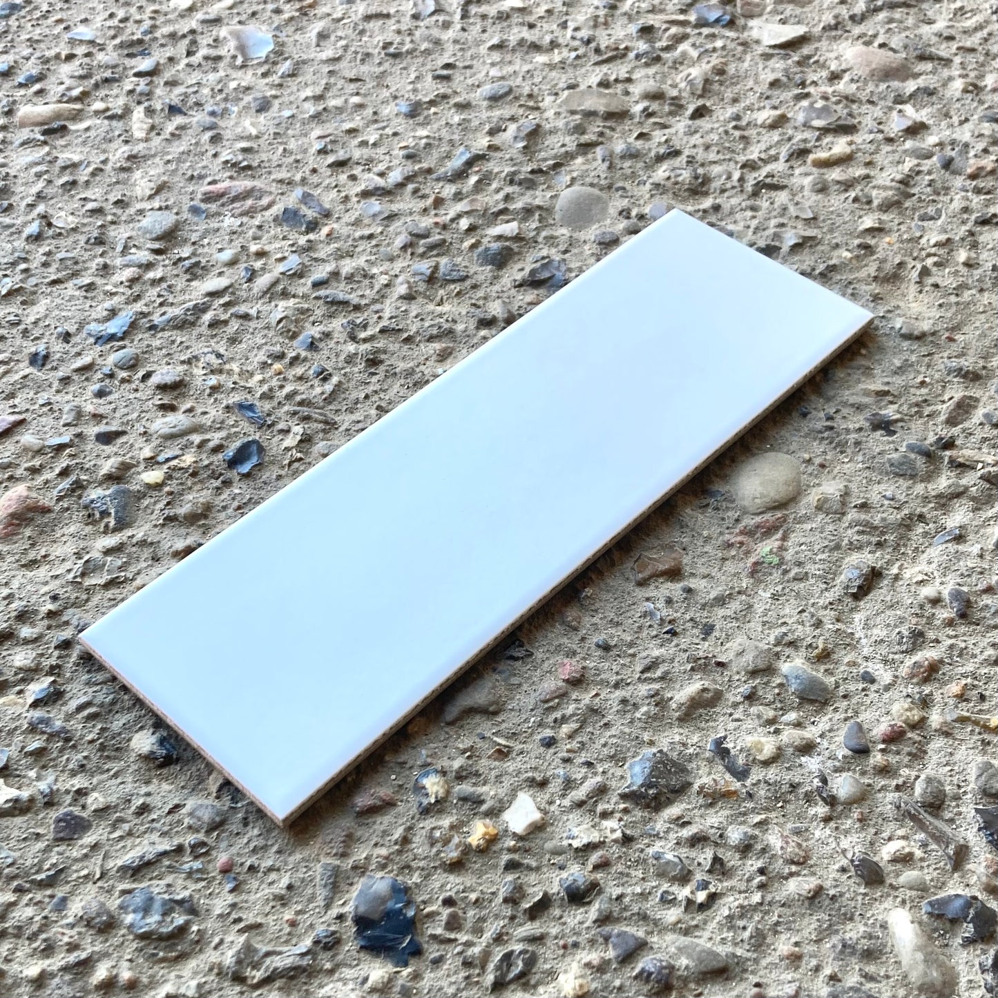 Vitra hvid stilfuld rektangulær gulvflise 10 x 30 cm. Farve BL2, kaliber 6.
