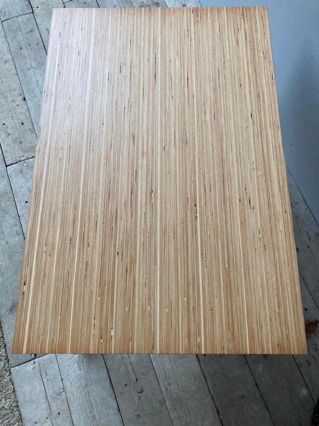 Plader i kertotræ er laminattræ med stor styrke. Strukturen i træet giver pladerne et flot mønster og look. Pladerne er meget velegnede til unikke bordplader.