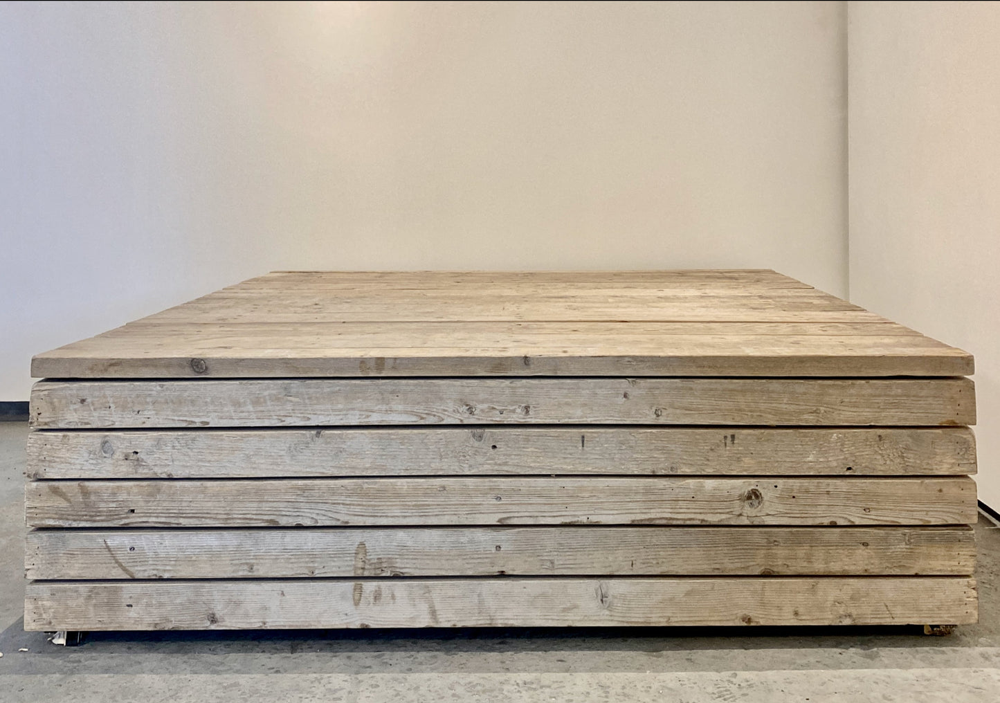 Moduler til indendørs eller udendørs siddemiljøer, der fungerer som et naturligt samlingspunkt for fælles aktiviteter. Produceret af norske traller – aflagte stilladsbrædder fra den norske byggebranche. Produktet kan laves i specialmål, med plads til plantekasser og kan overfladebehandles til det ønskede udtryk.