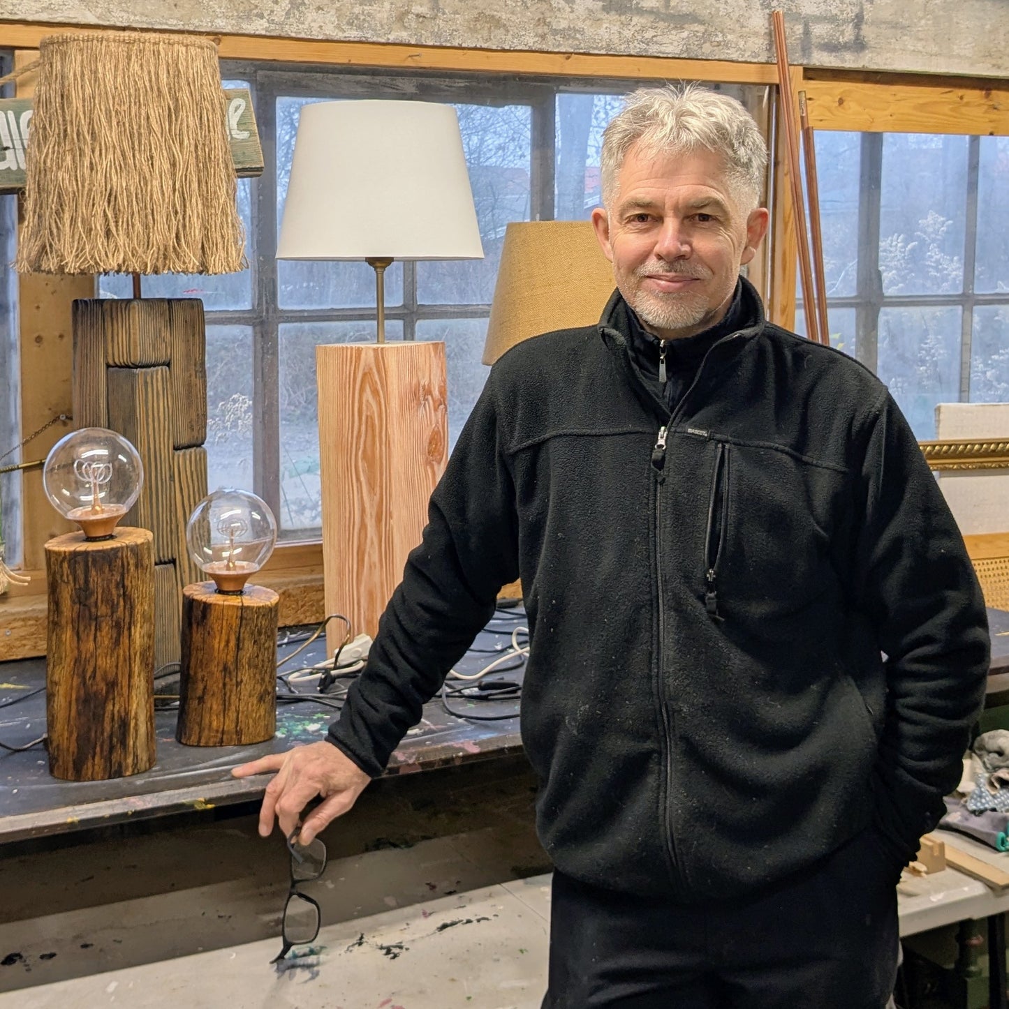 Her ses Oleksander, som har håndlavet lamperne