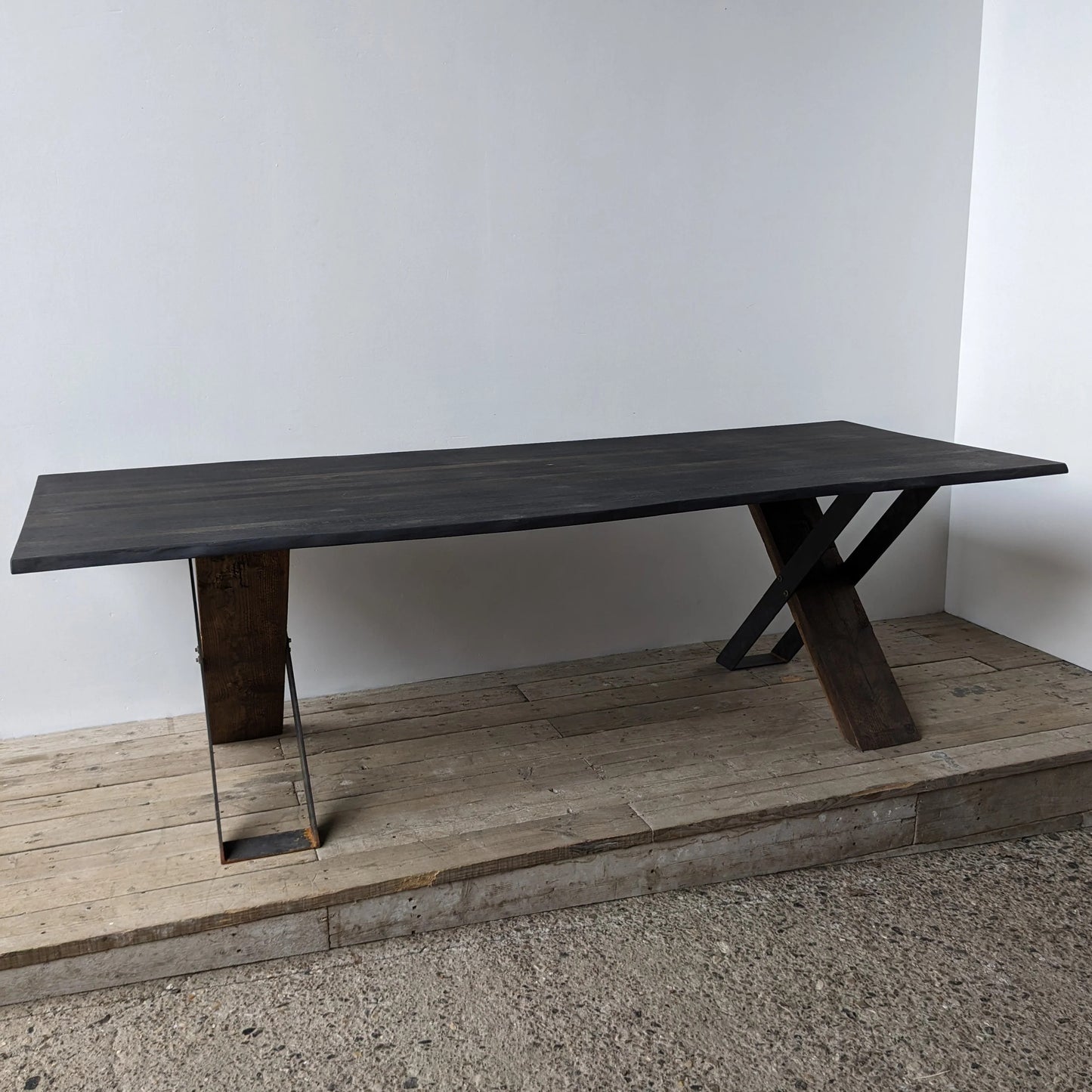 R&G Egetræsbord med X-stel, sortbejdset, håndlavet i Aalborg, kan specialproduceres, træ og metal, genbrugstræ, speciallavet stel, bordstel.