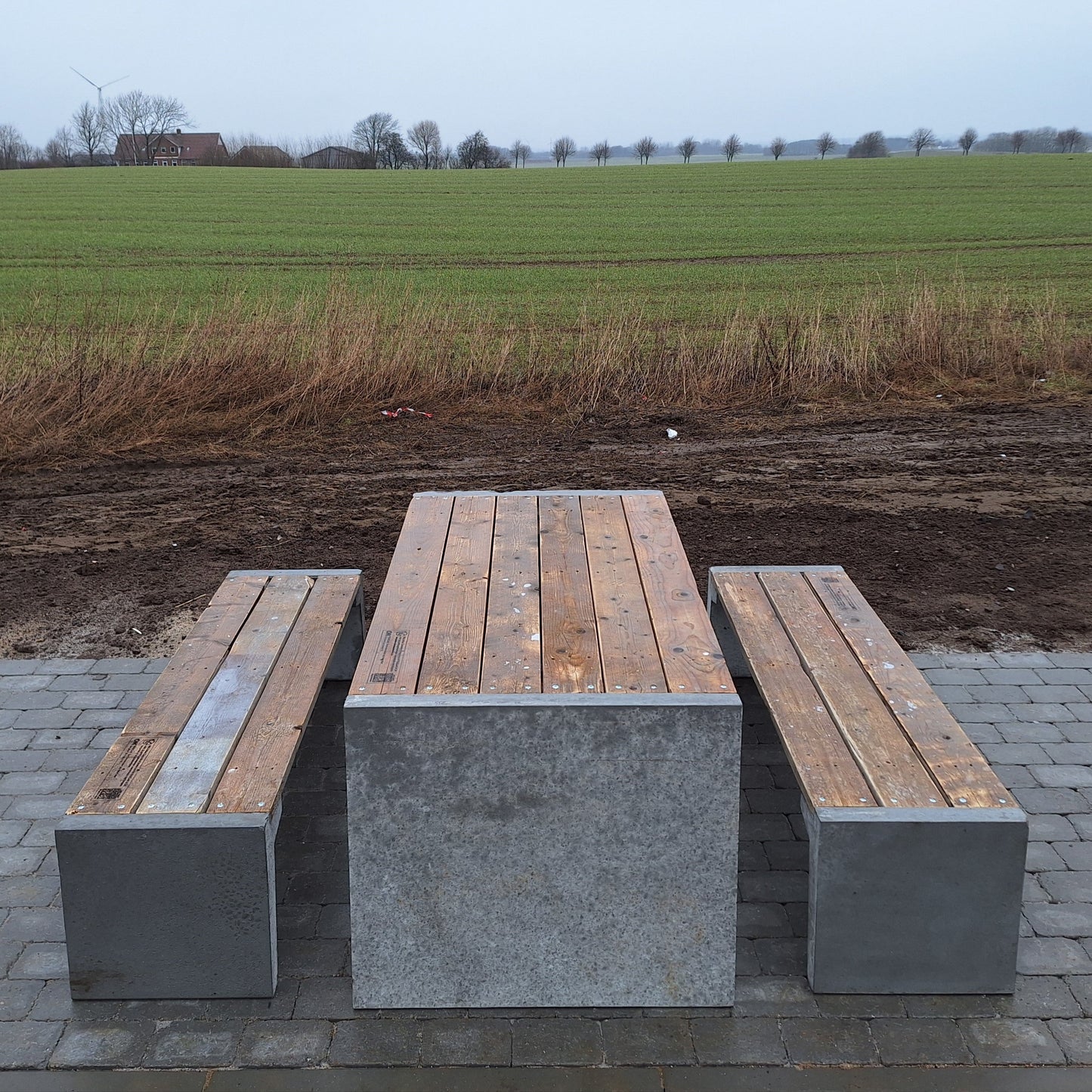 R&G Urban Concrete Borde- og bænkesæt af rest- og overskudsmaterialer TCT, havemøbler, betonbord, havebord, havemøbler, betonmøbler, tungt havebord, DGNB-byggeri, AAU ReshapeWaste, Frederik Kiersgaard Lund, OK A.M.B.A. ladestander - Råt&Godt - fordi mennesker og materialer fortjener en chance til
