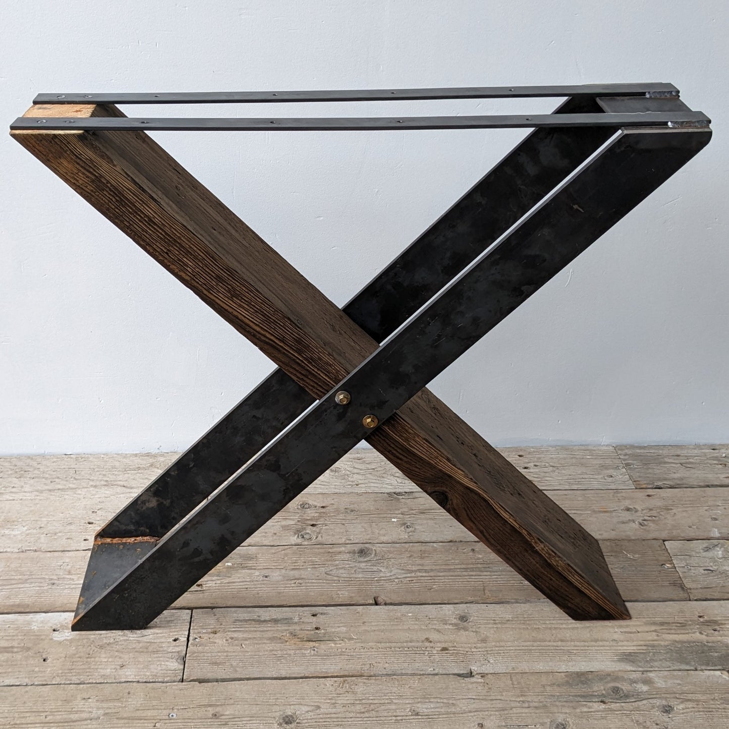 R&G X-stel, sortbejdset, håndlavet i Aalborg, kan specialproduceres, træ og metal, genbrugstræ, speciallavet stel, bordstel.