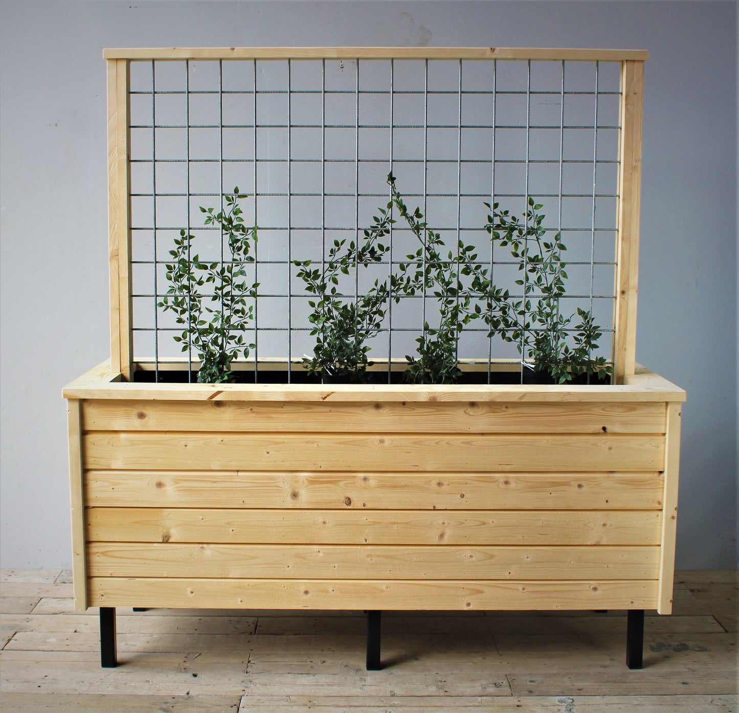 Flot plantekasse med espalier lavet af Superwood profilbrædder