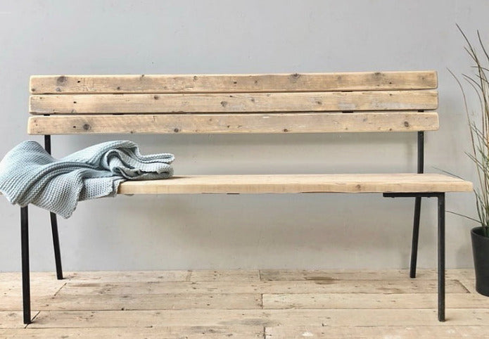 Bænk af genbrugte skolestole