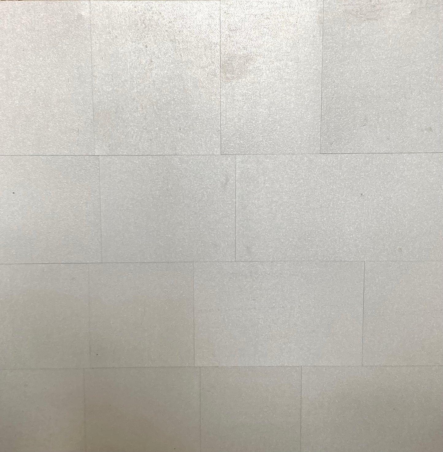 Vægbeklædning af aluzink – et restprodukt fra ventilationsindustrien, der er et meget holdbart materiale. Råt&Godts vægbeklædning produceret i rest- og genbrugsmaterialer fra byggebranchen og industrien af håndværkere og unge fra kanten af arbejdsmarkedet.