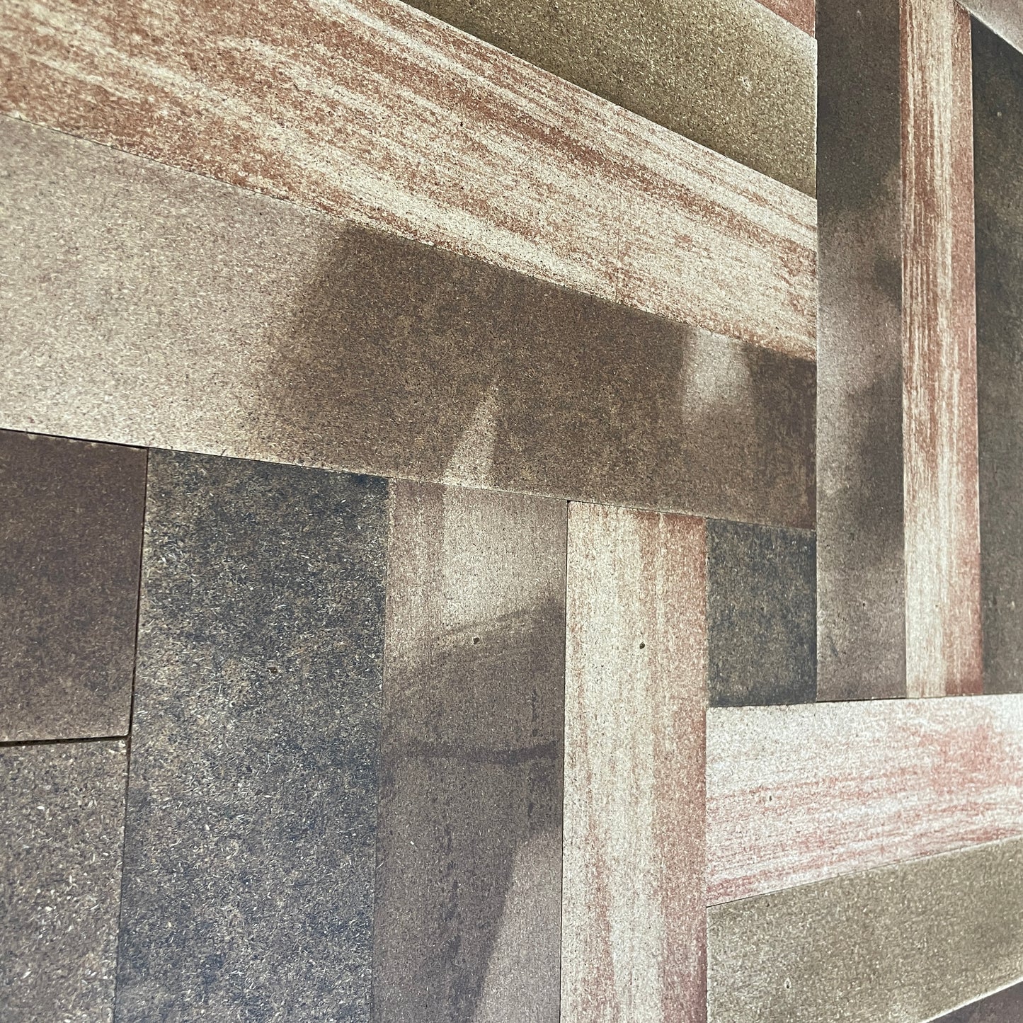 Nærbillede af vægbeklædning af spånplade i mønster med rektangler