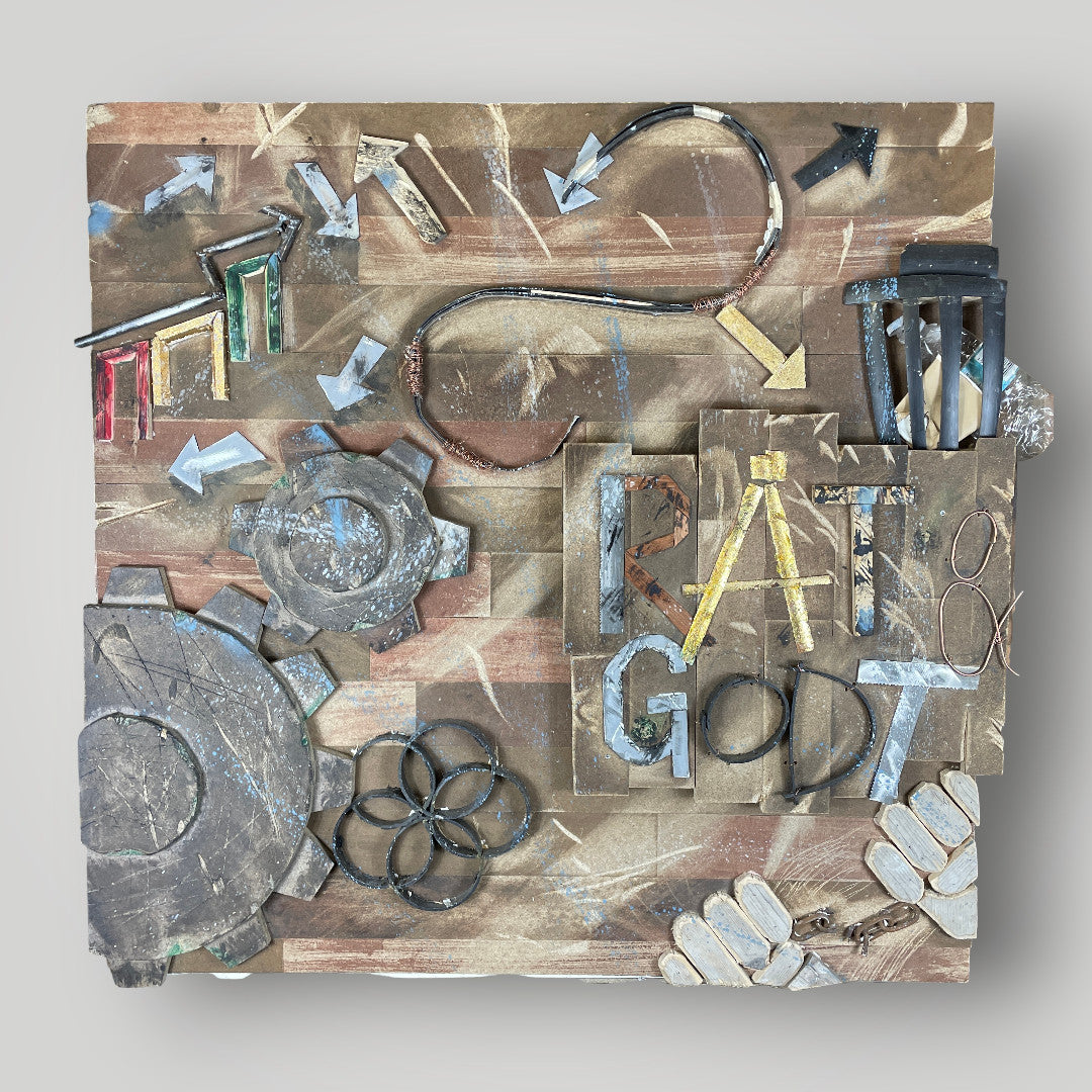 vægbeklædning med motiv af blandt andet tandhjul, skraldespand, lænker der knækkes med hænder og teksten "Råt & godt"