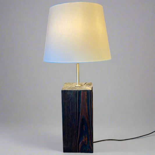 Håndlavet lampe af genbrugt stolpetræ