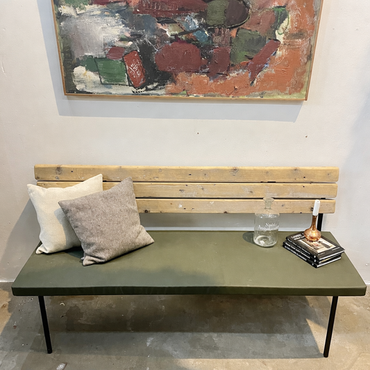 Bænk af genbrugte skolestole