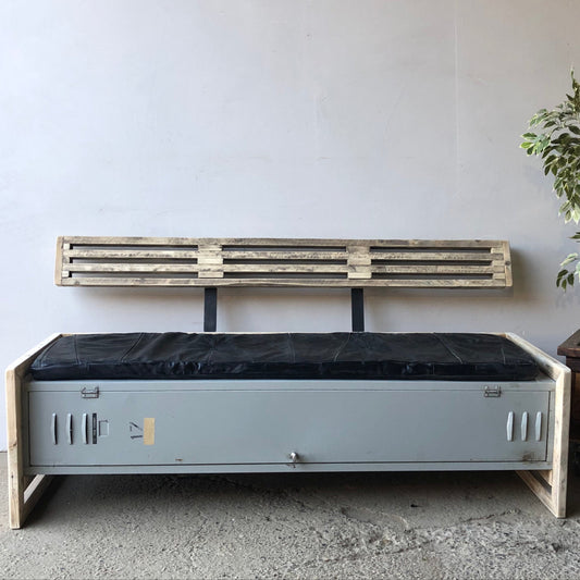 Upcycling af gamle omklædningsskabe , lavet om til bænke med sider og ryglæn af traller. Hynderne er læderhynder produceret af genbrugslæder.