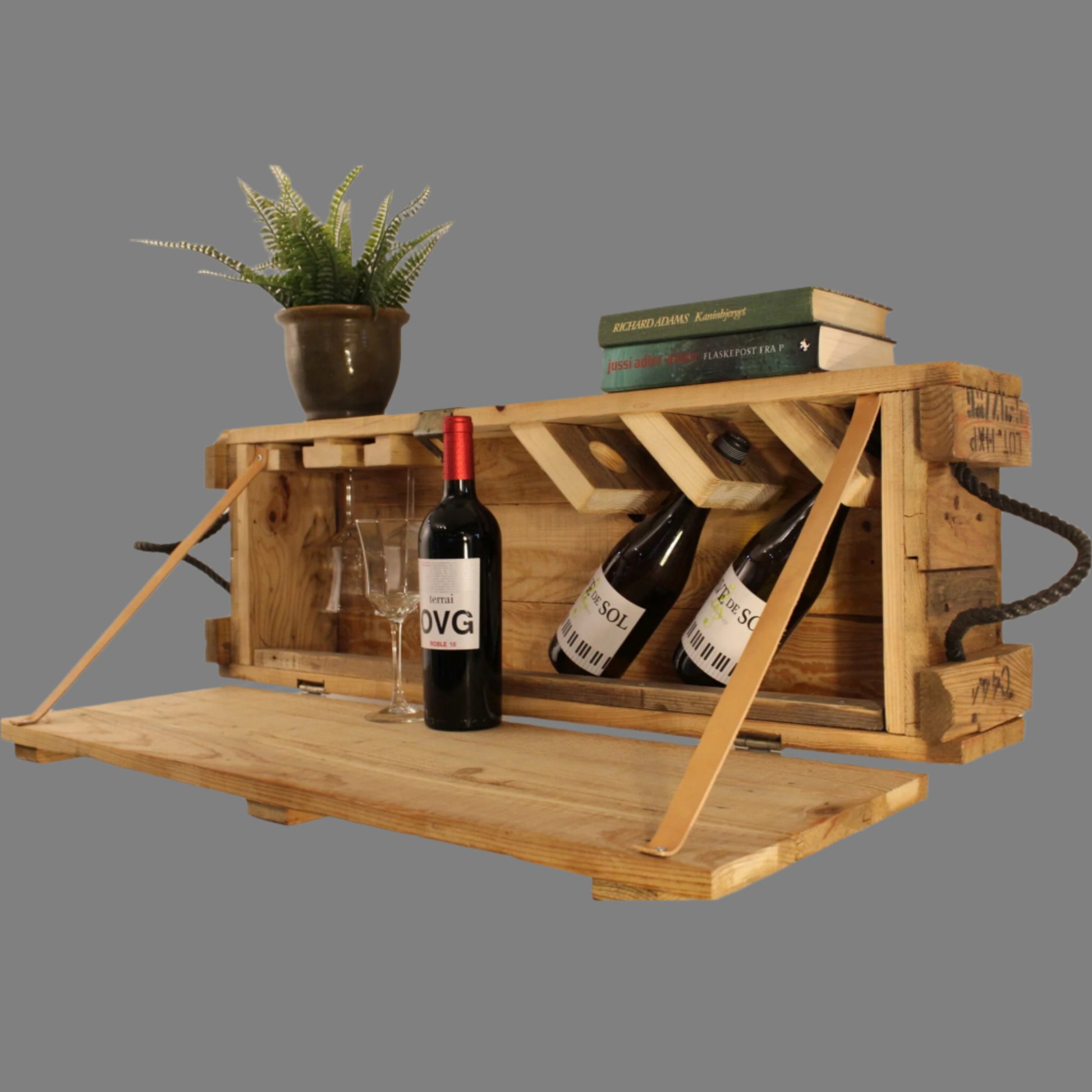 upcyclet gamle ammunitionskasser til rustikke og smarte barskabe.