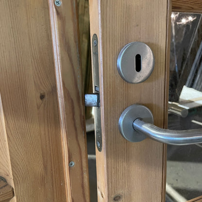 Nærbillede af håndtag på Dobbelt fyldningsdor med karm og glas