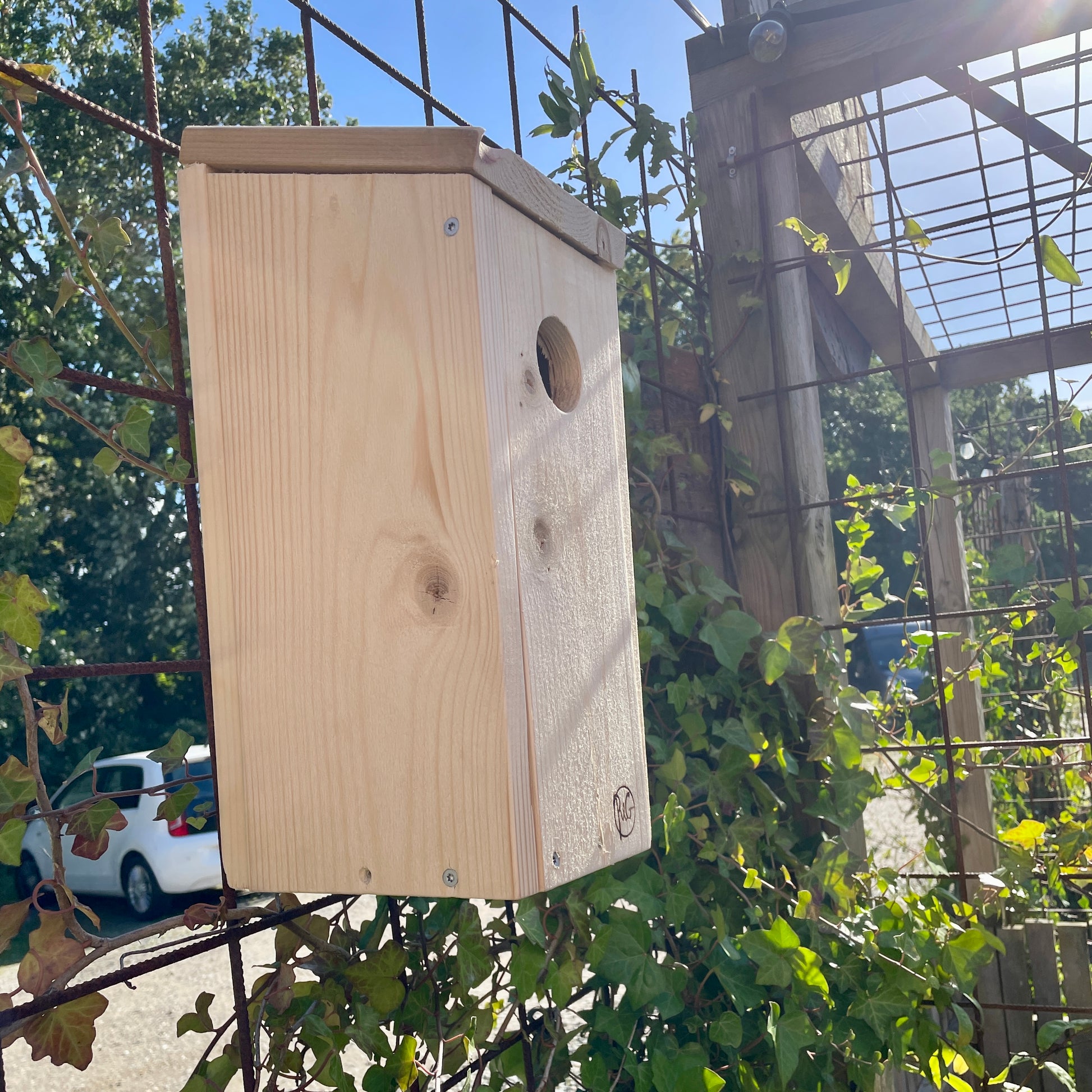 Fuglehus, stærekasse, redekasse stær og spætmejse, produceret af 2. sortering Superwood i samarbejde med unge fra kanten af arbejdsmarkedet. Råt&Godt - fordi mennesker og materialer fortjener en chance til