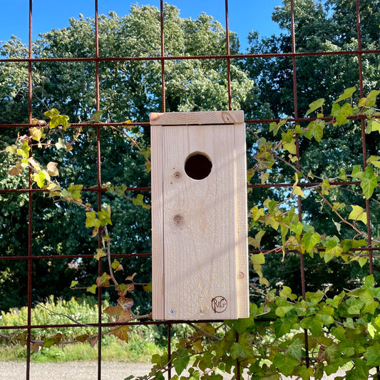 Fuglehus, stærekasse, redekasse stær og spætmejse, produceret af 2. sortering Superwood i samarbejde med unge fra kanten af arbejdsmarkedet. Råt&Godt - fordi mennesker og materialer fortjener en chance til