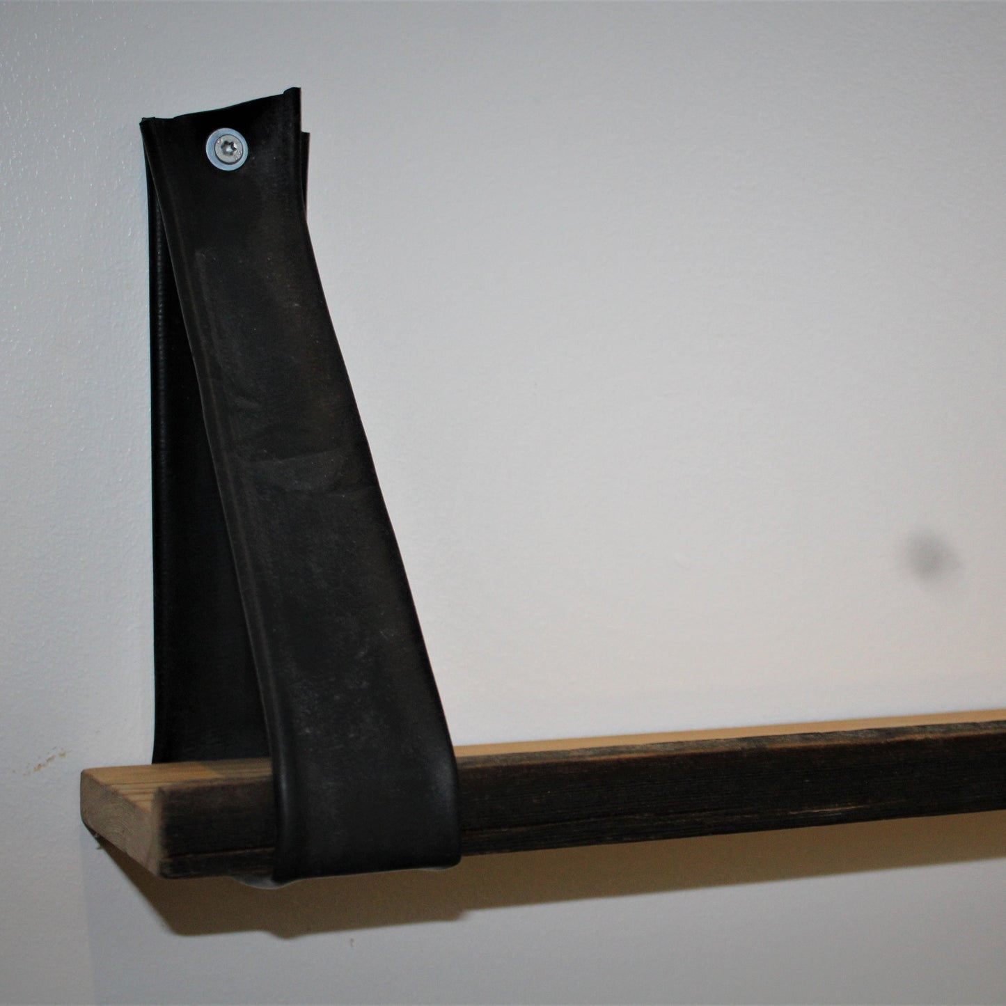 Små hylder lavet af genbrugt lærketræ  fra Gigantium. Hylderne leveres med ophæng af genbrugte cykelslanger.