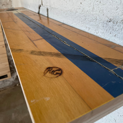 Her ses gymnastikhylden i et close-up 