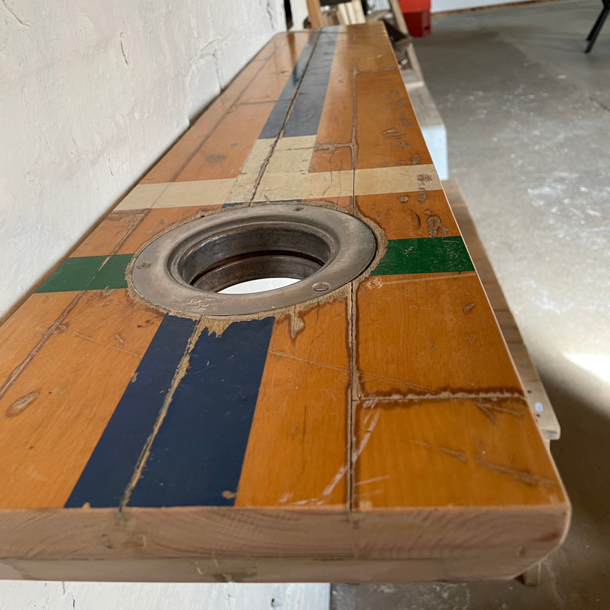 Her ses gymnastikhylden fra siden. Her kan man se, hvordan vi har bevaret de gamle huller i gulvet.