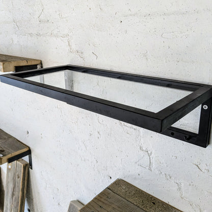 Her ses hattehylden med glasplade