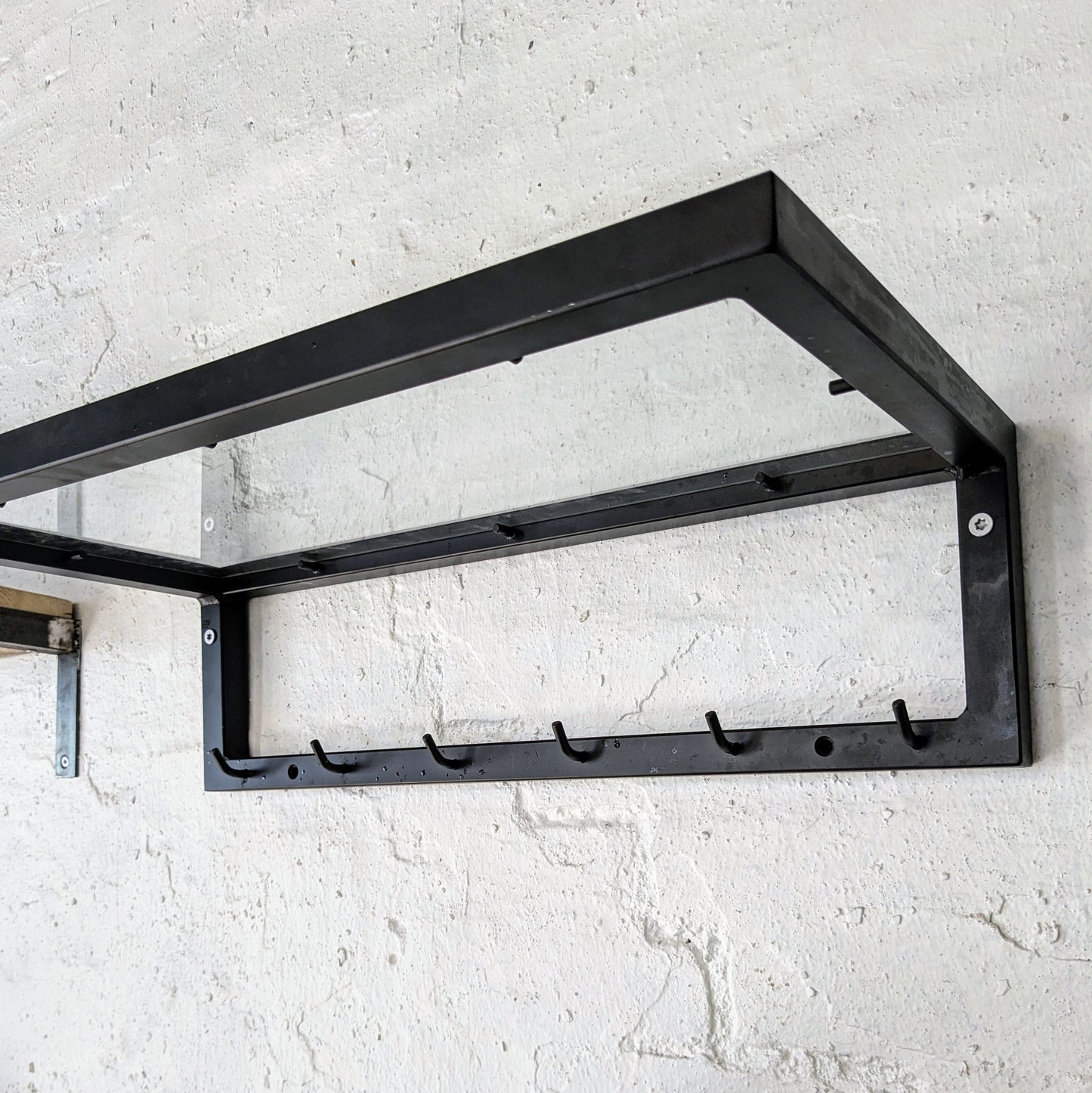 Her ses hattehylden med glasoplade 