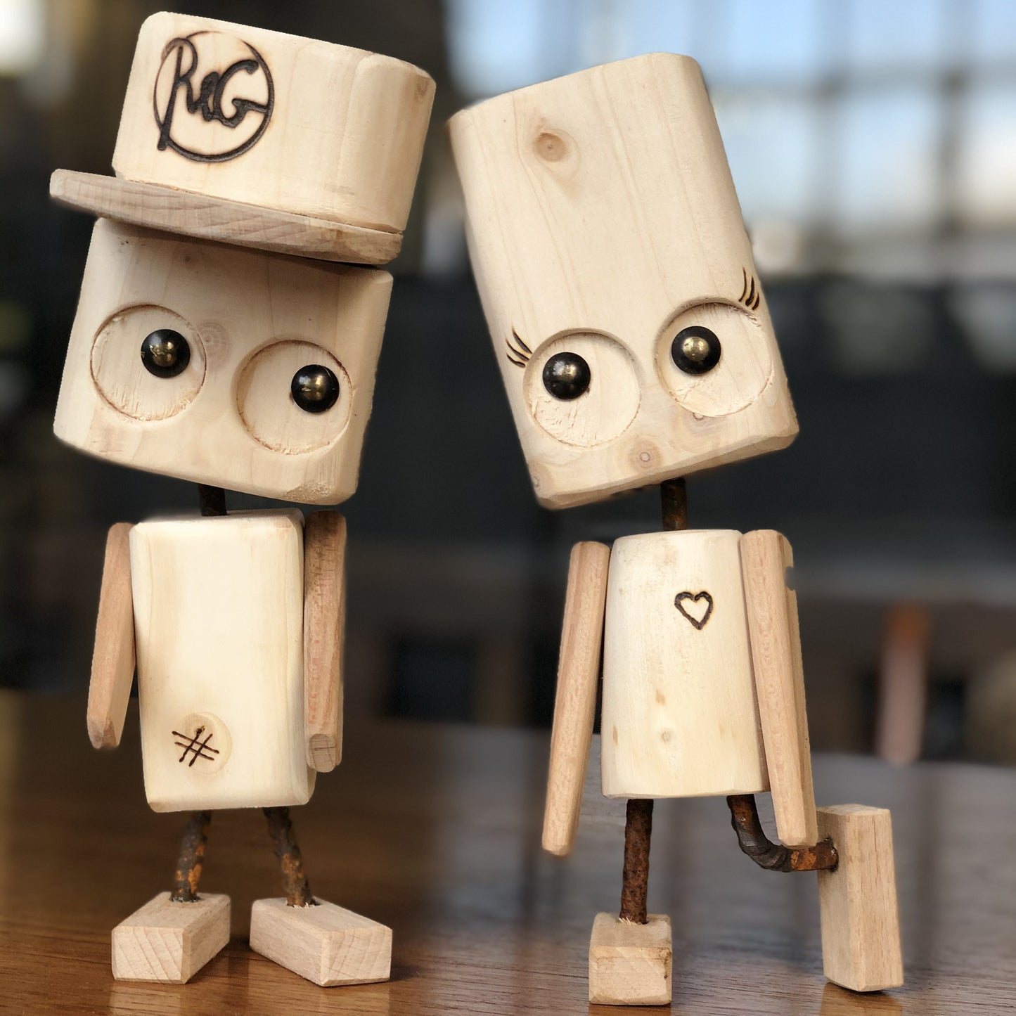 Her ses figurerne i fuld figur 