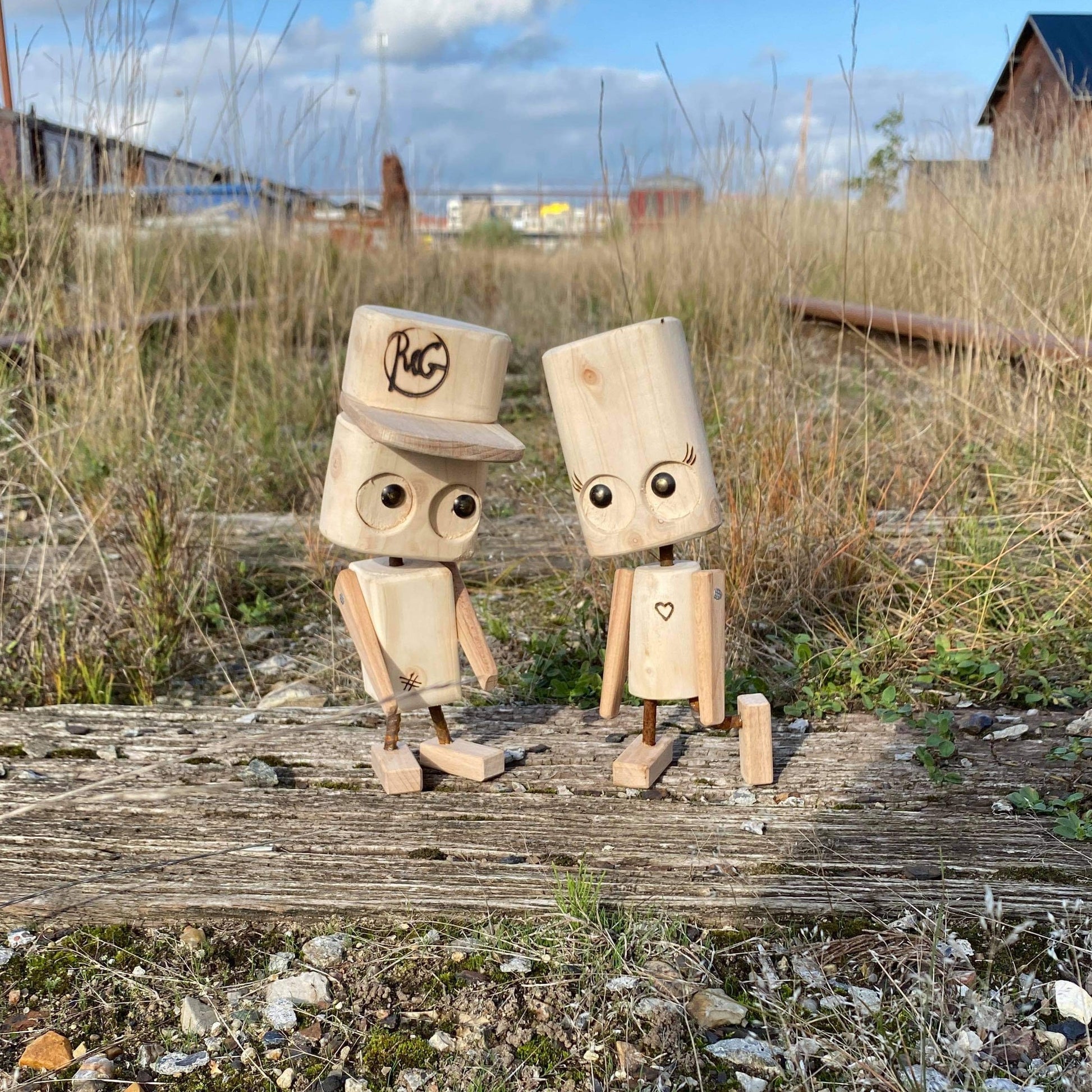 Her ses figurerne i fuld størrelse 