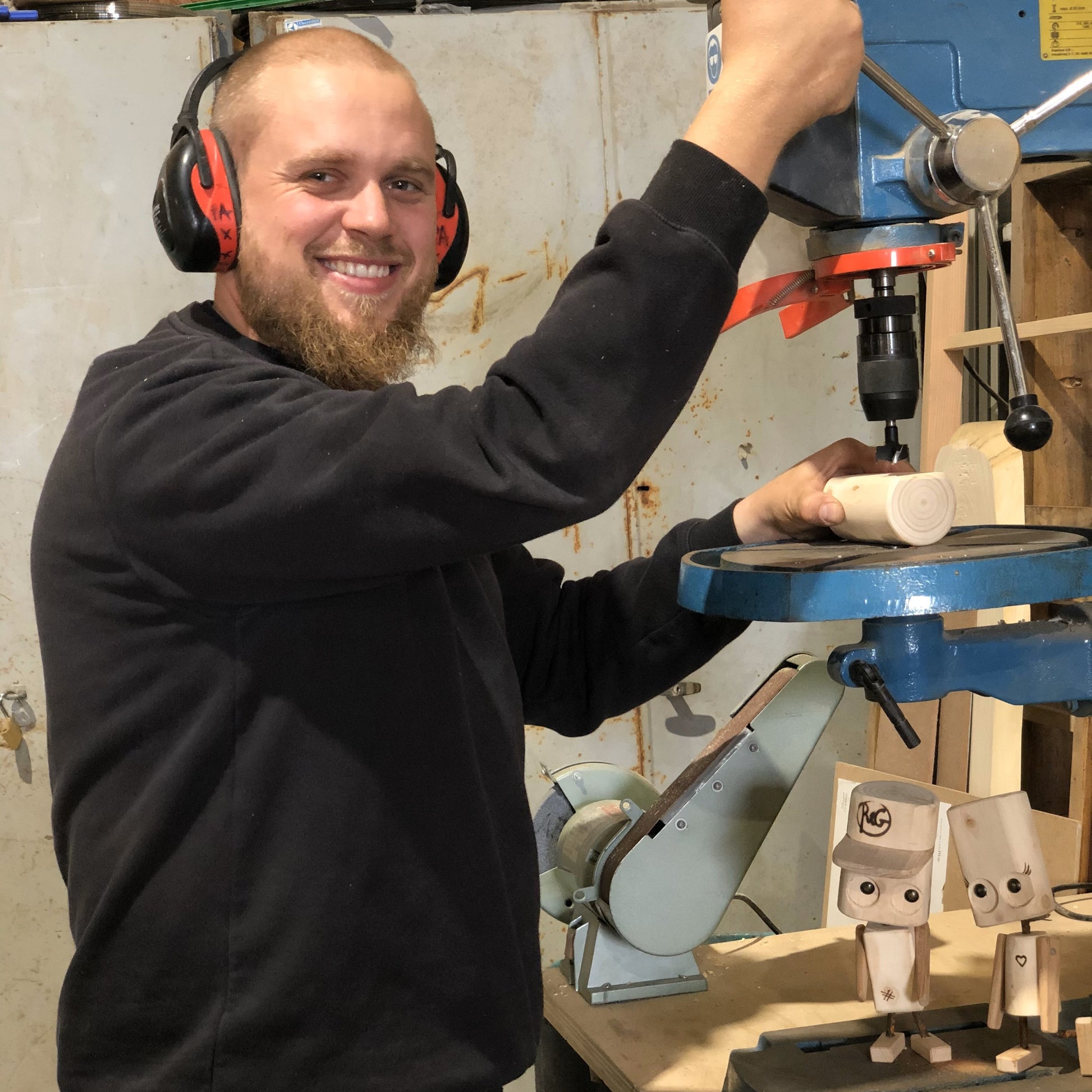 Her er en af vores medarbejdere i gang med at lave figurerne 