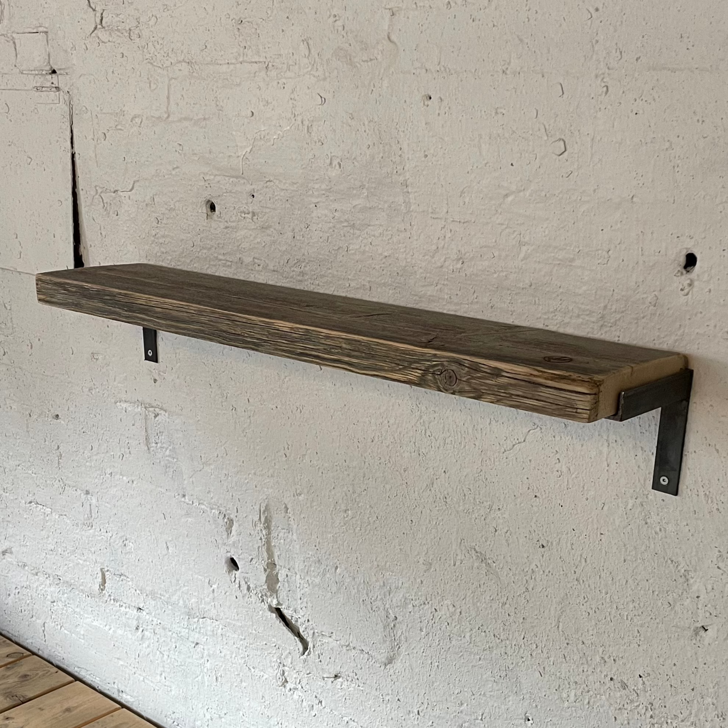 Hylde lavet af brændt grantræ der har været brugt som spærtræ.