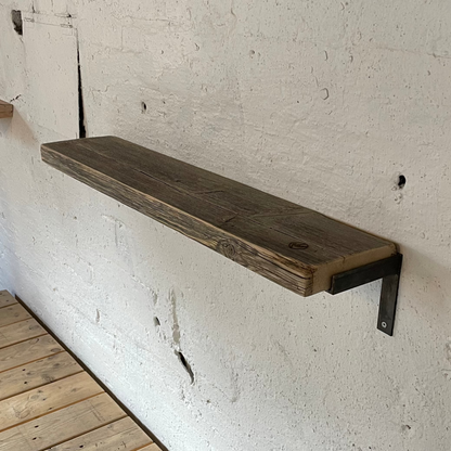 Hylde lavet af brændt grantræ der har været brugt som spærtræ