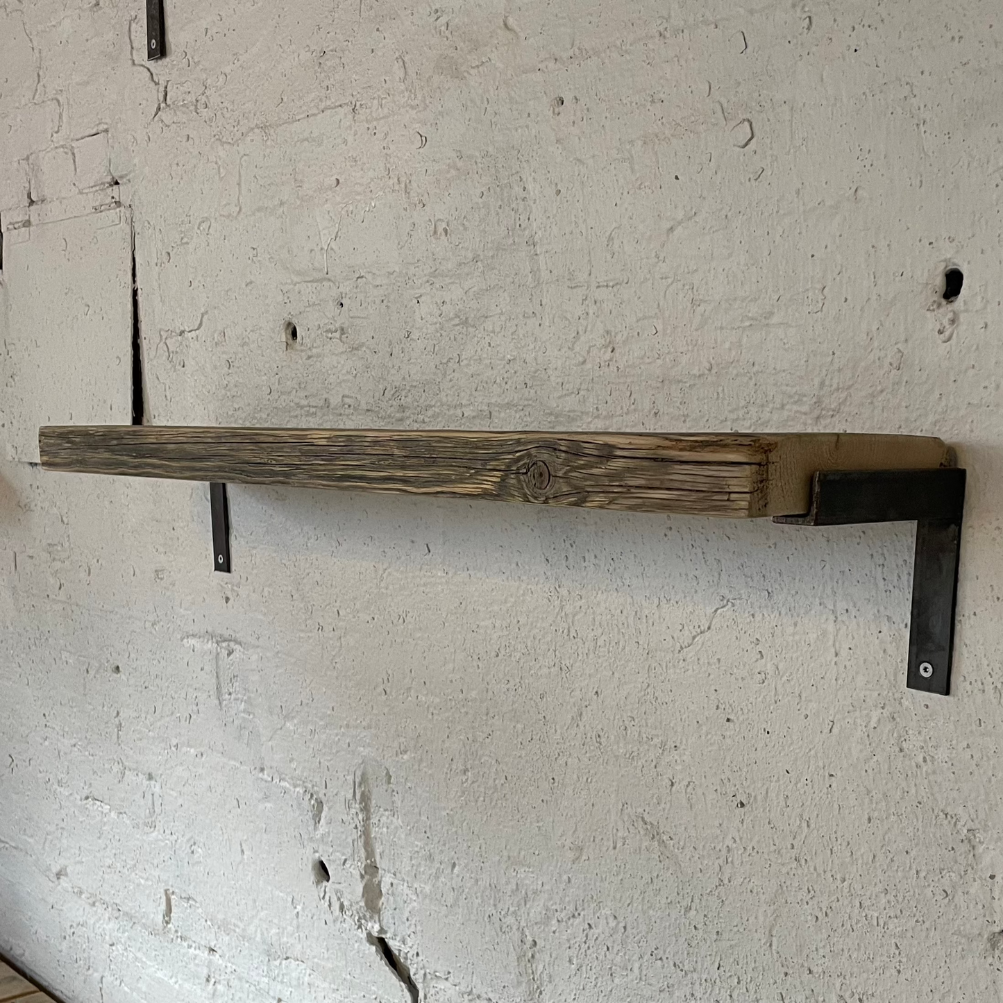 Hylde lavet af brændt grantræ der har været brugt som spærtræ