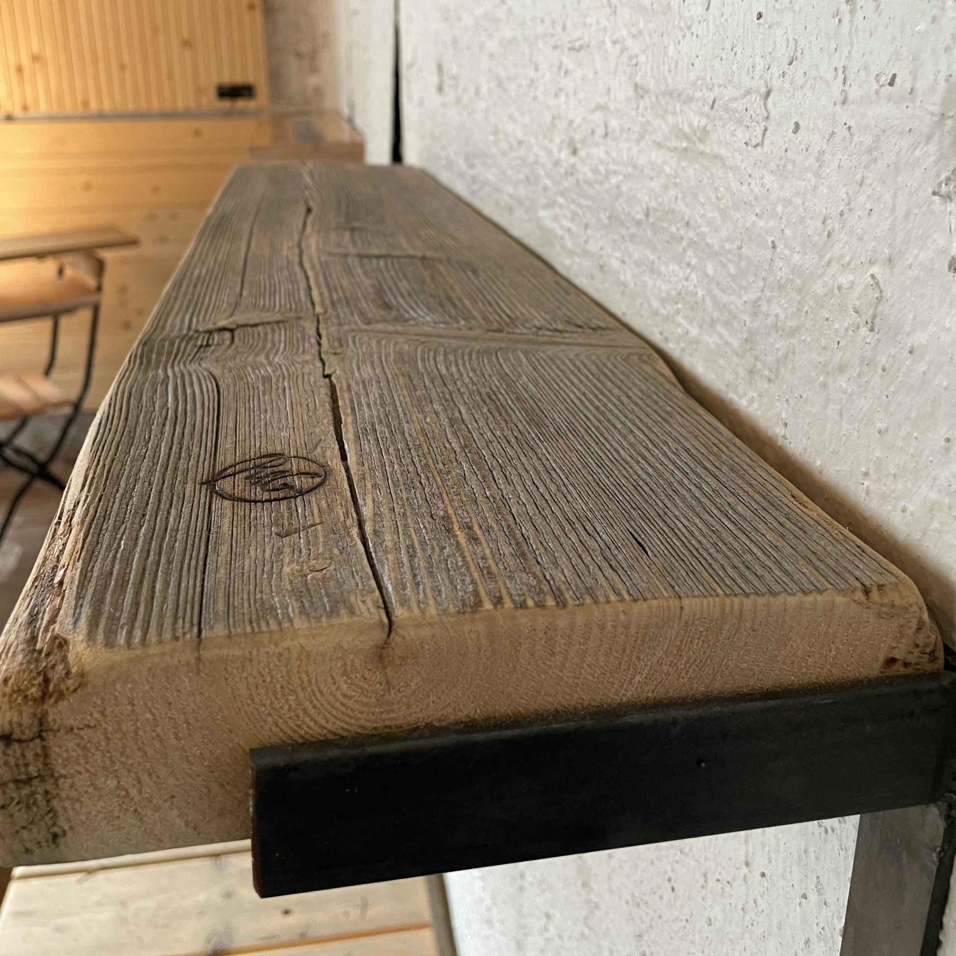 Hylde lavet af brændt grantræ der har været brugt som spærtræ