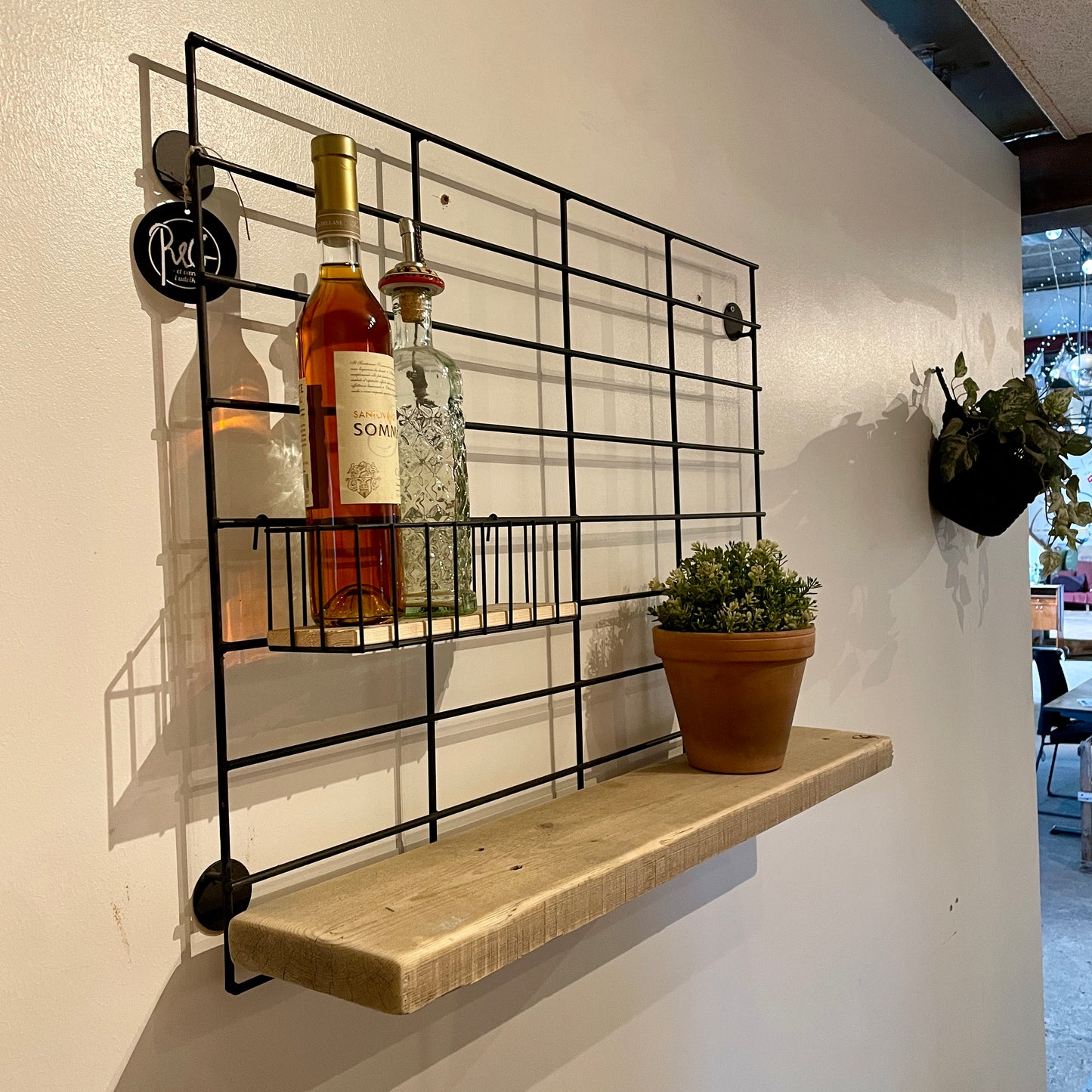 Her ses vores hylde af genbrugstræ.