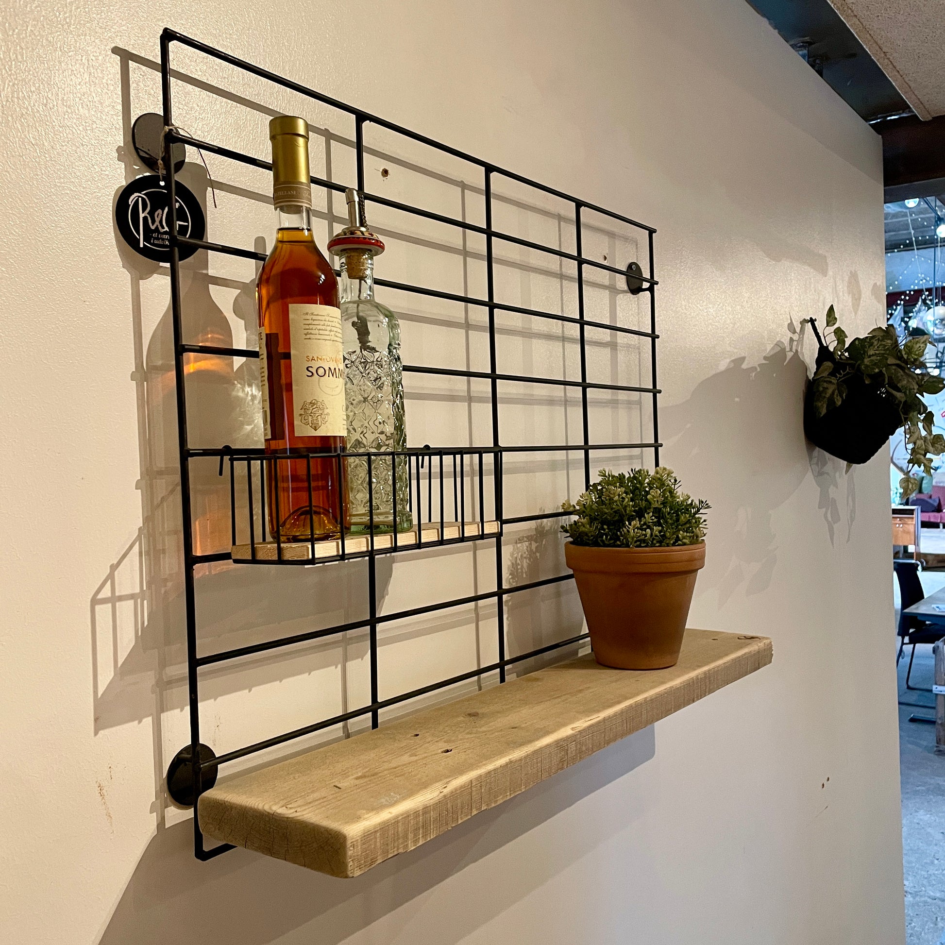 Her ses vores hylde af genbrugstræ.