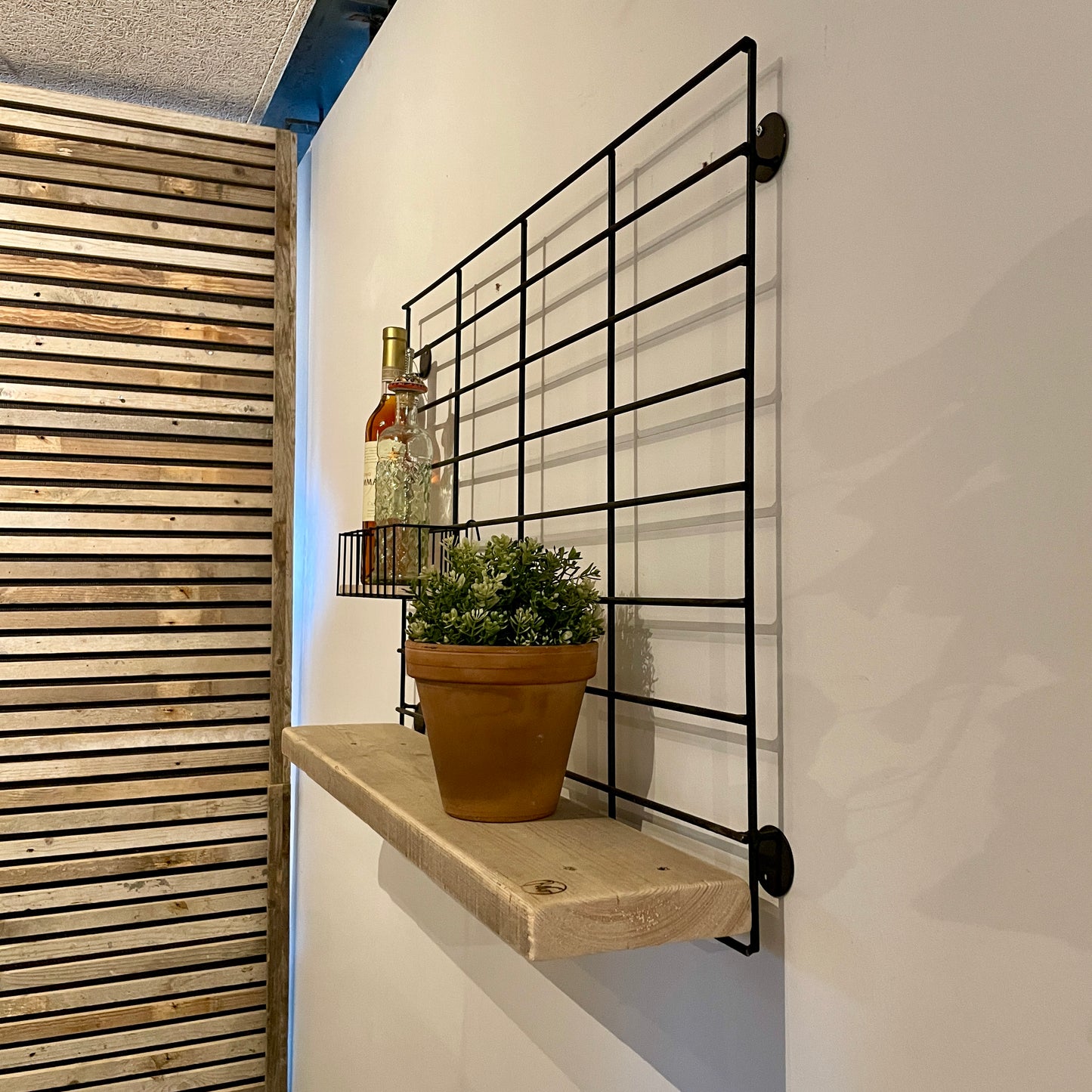 Her ses vores hylde af genbrugstræ.