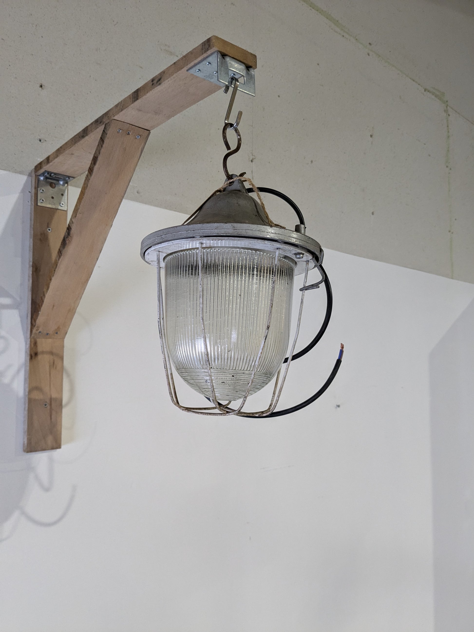 Her ses en industri loftlampen fra Polam Gdansk i Polen