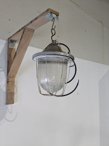 Her ses en industri loftlampen fra Polam Gdansk i Polen