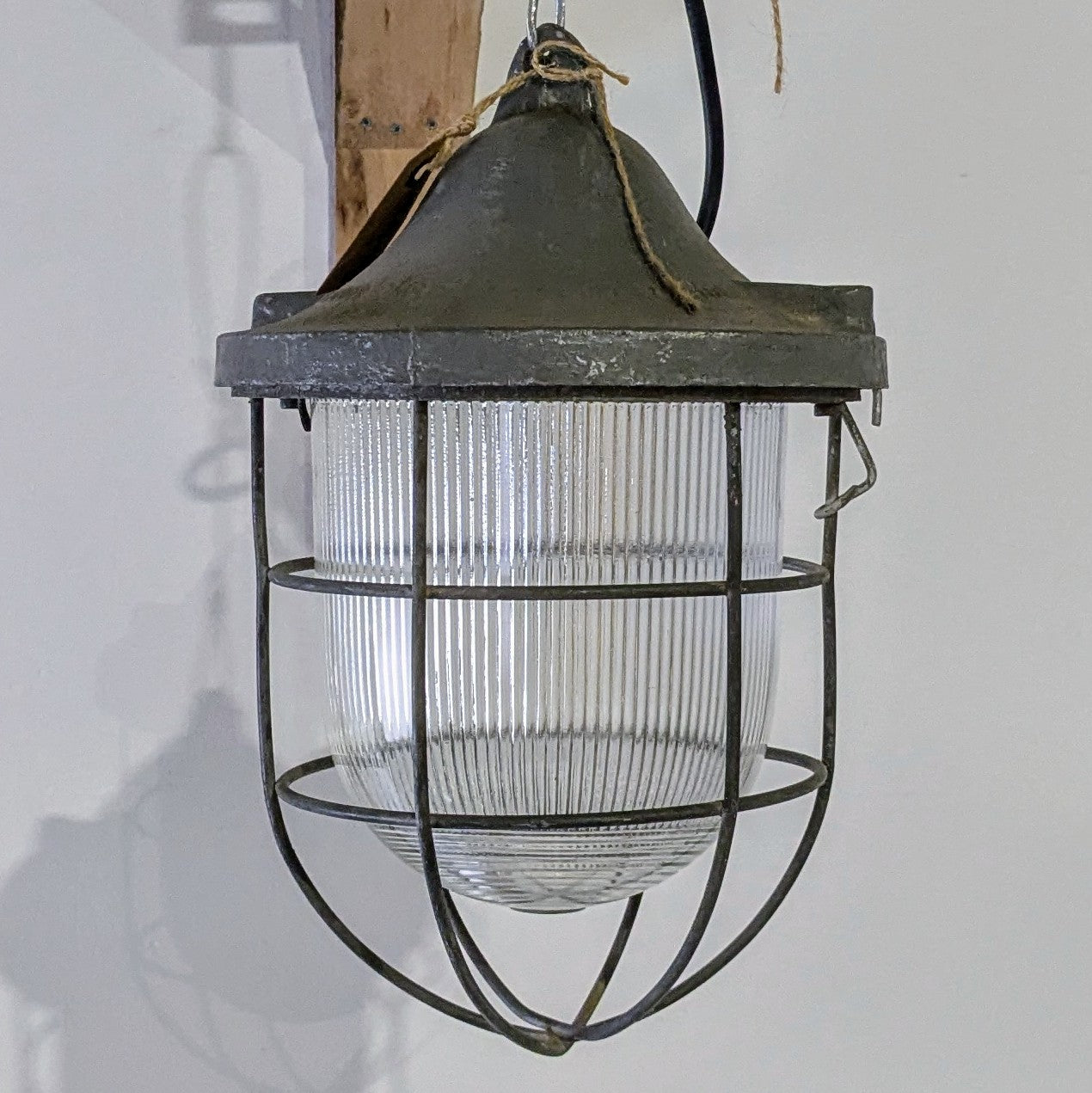 Her ses en industri loftlampen fra Polam Gdansk i Polen